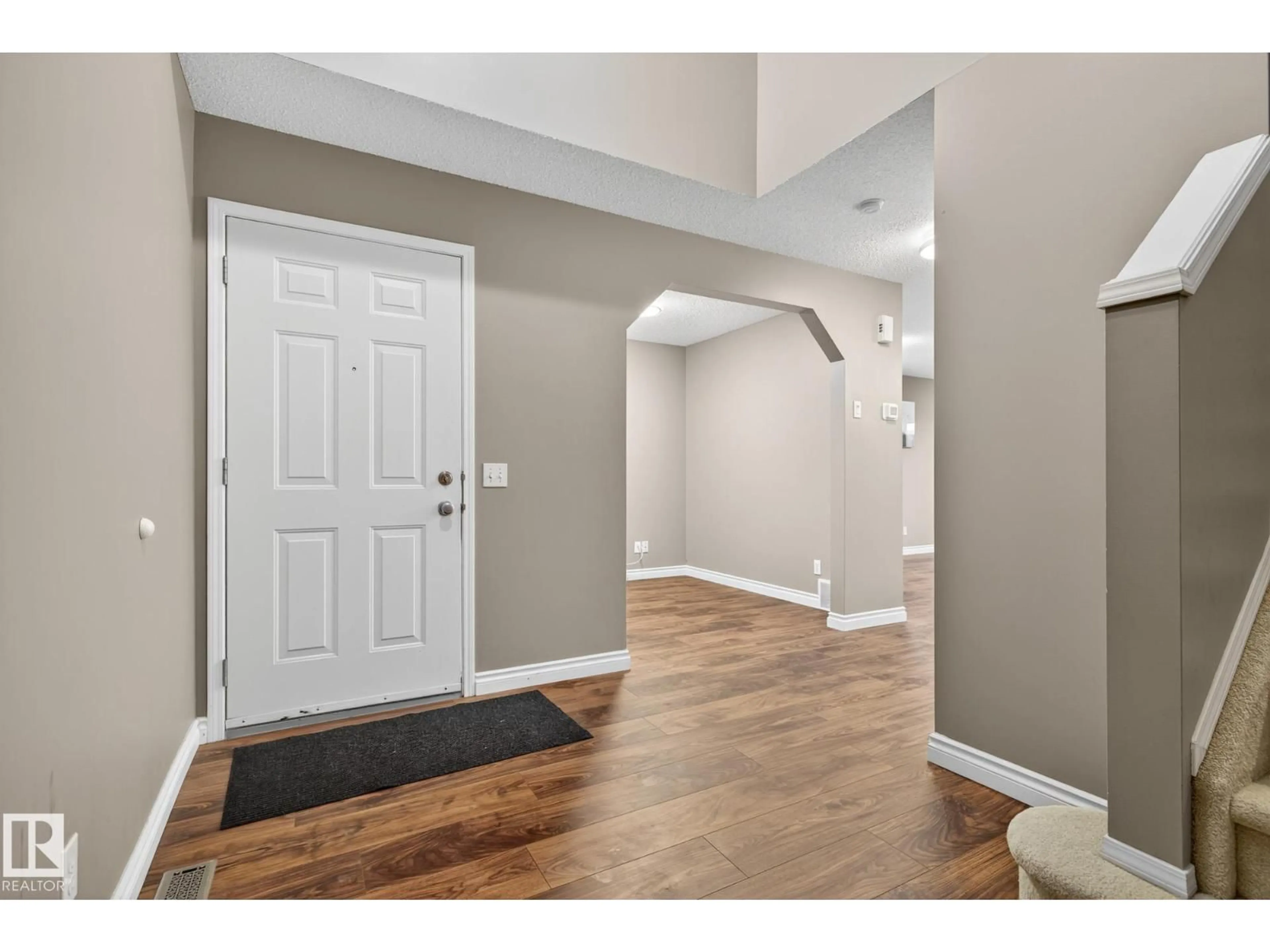 Indoor entryway for 15726 141 ST, Edmonton Alberta T6V1T4