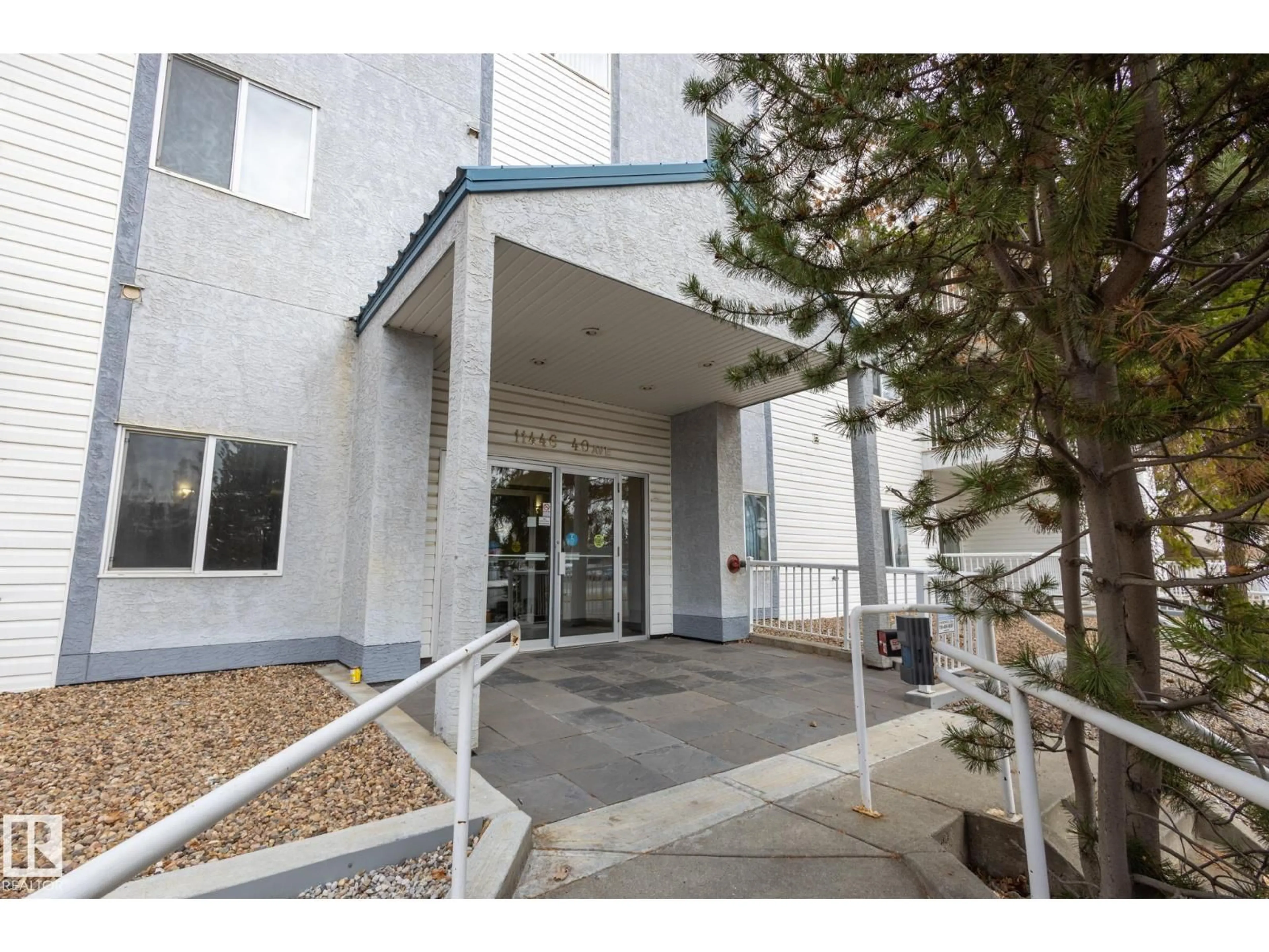 Indoor foyer for #404 - 11446 40 AV, Edmonton Alberta T6J0R5