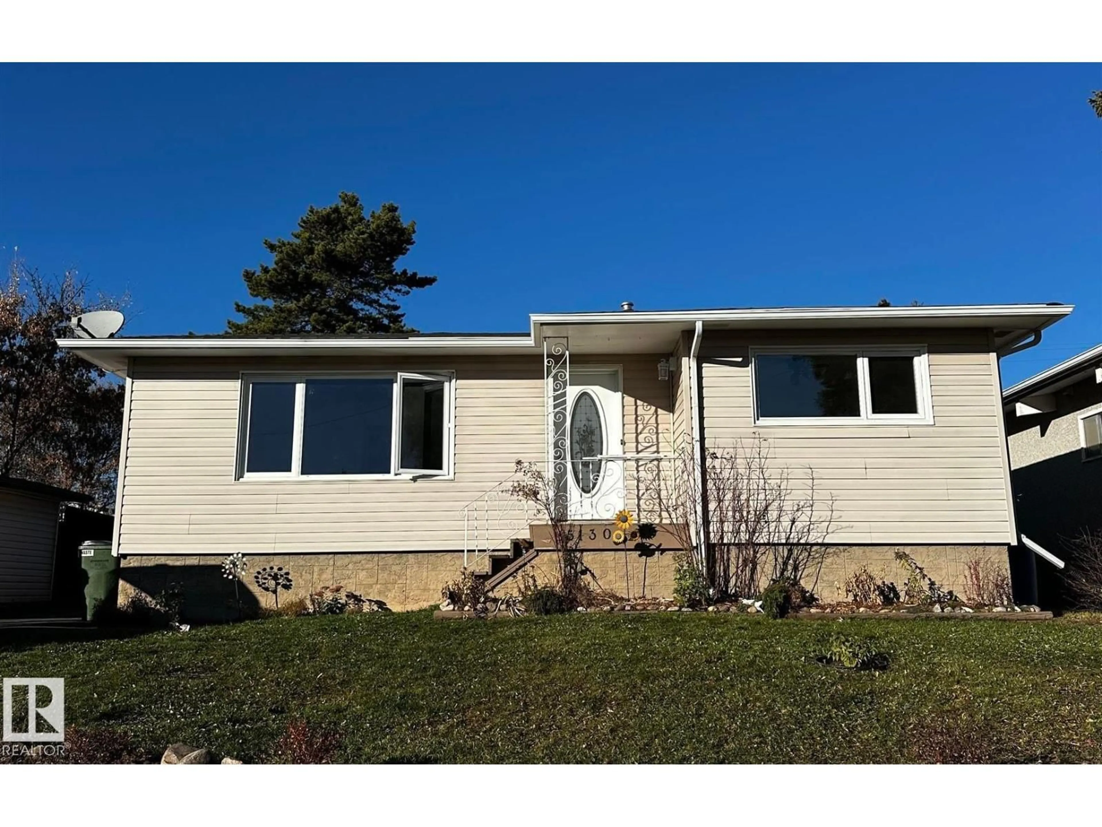 Home with vinyl exterior material, street for 5130 49 AV, Onoway Alberta T0E1V0