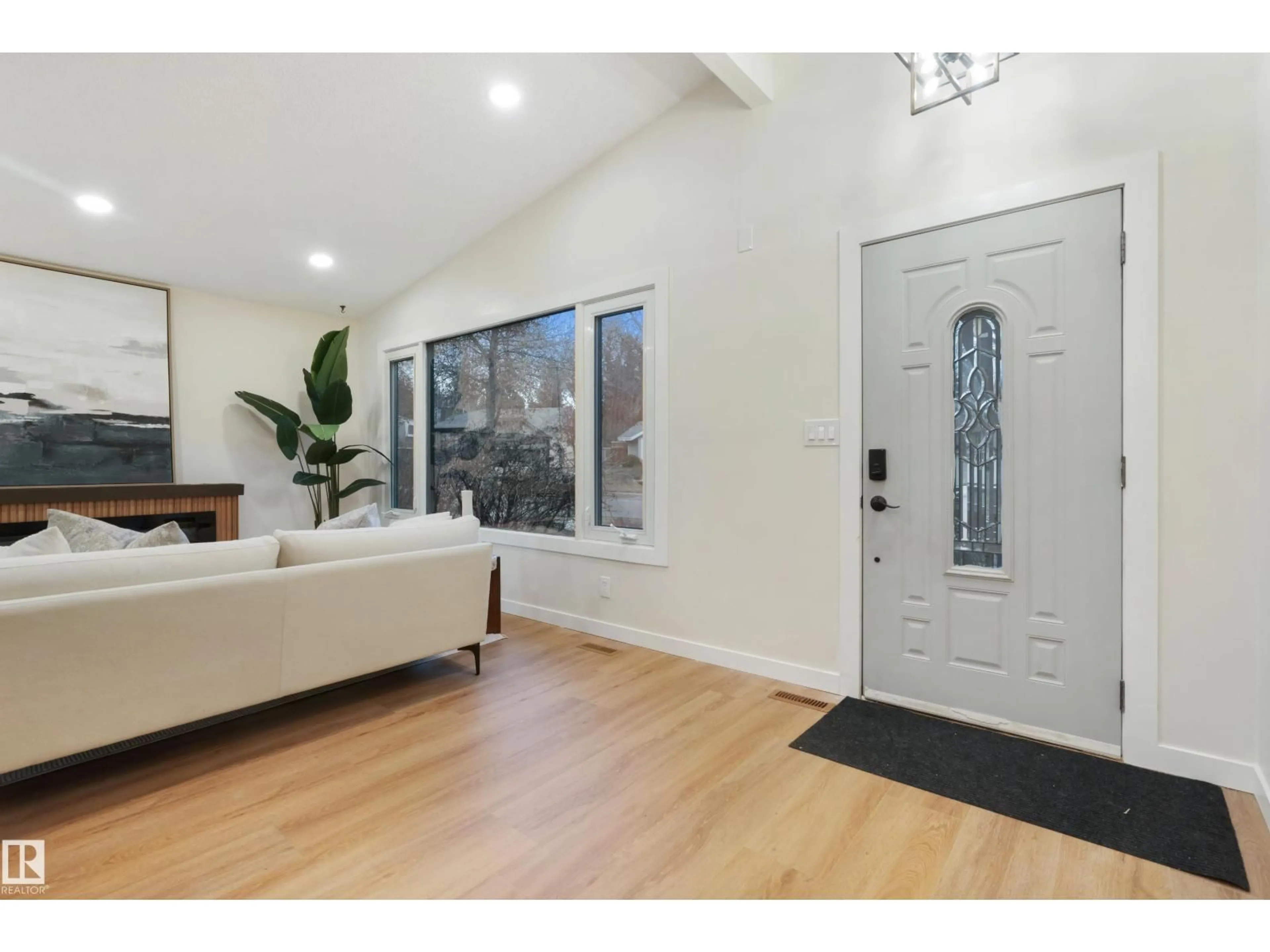 Indoor entryway for 32 WOODCREST AV, St. Albert Alberta T8N3H5