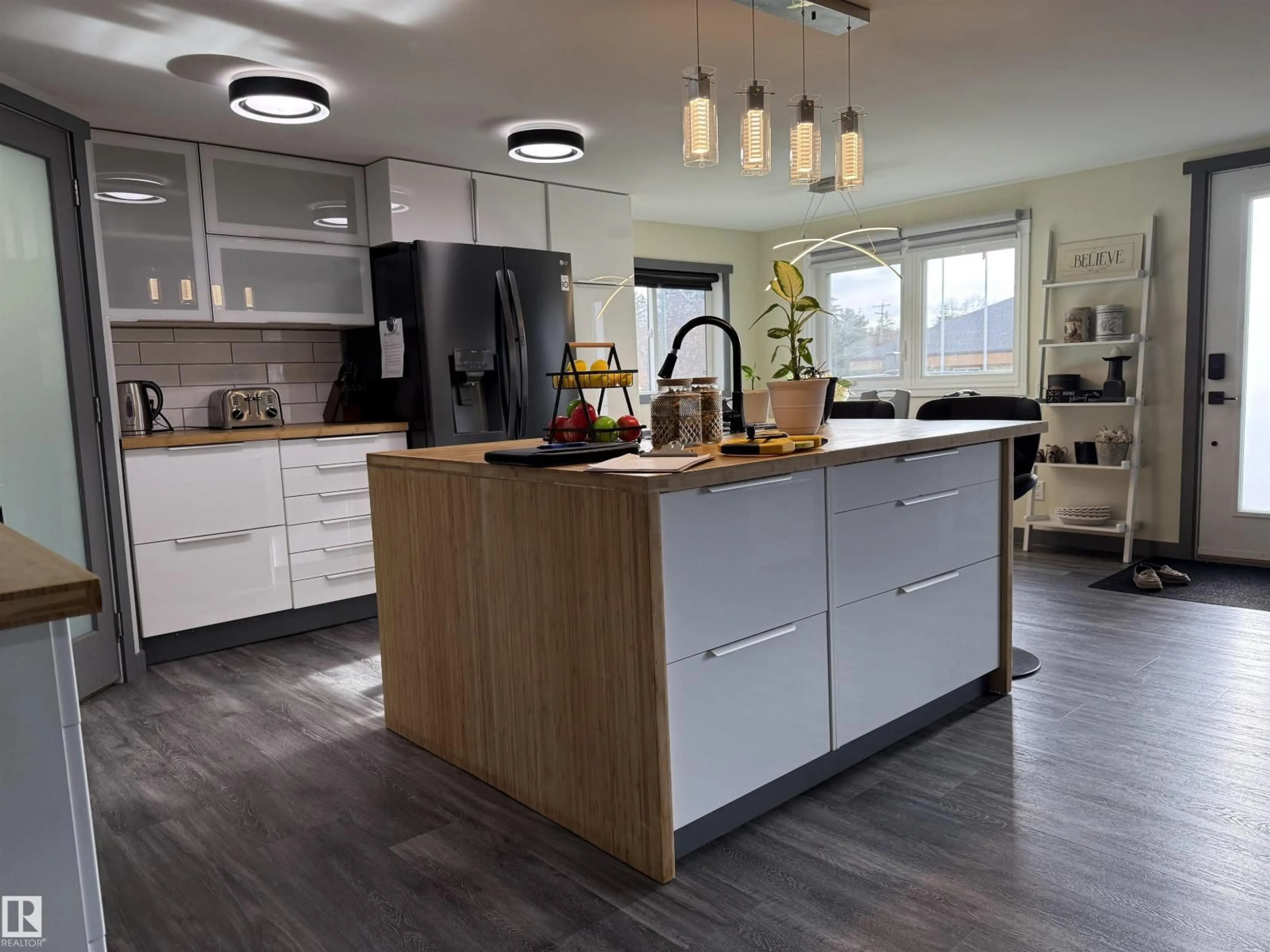 Contemporary kitchen, wood/laminate floor for 5514 47A AV, Wetaskiwin Alberta T9A0M1