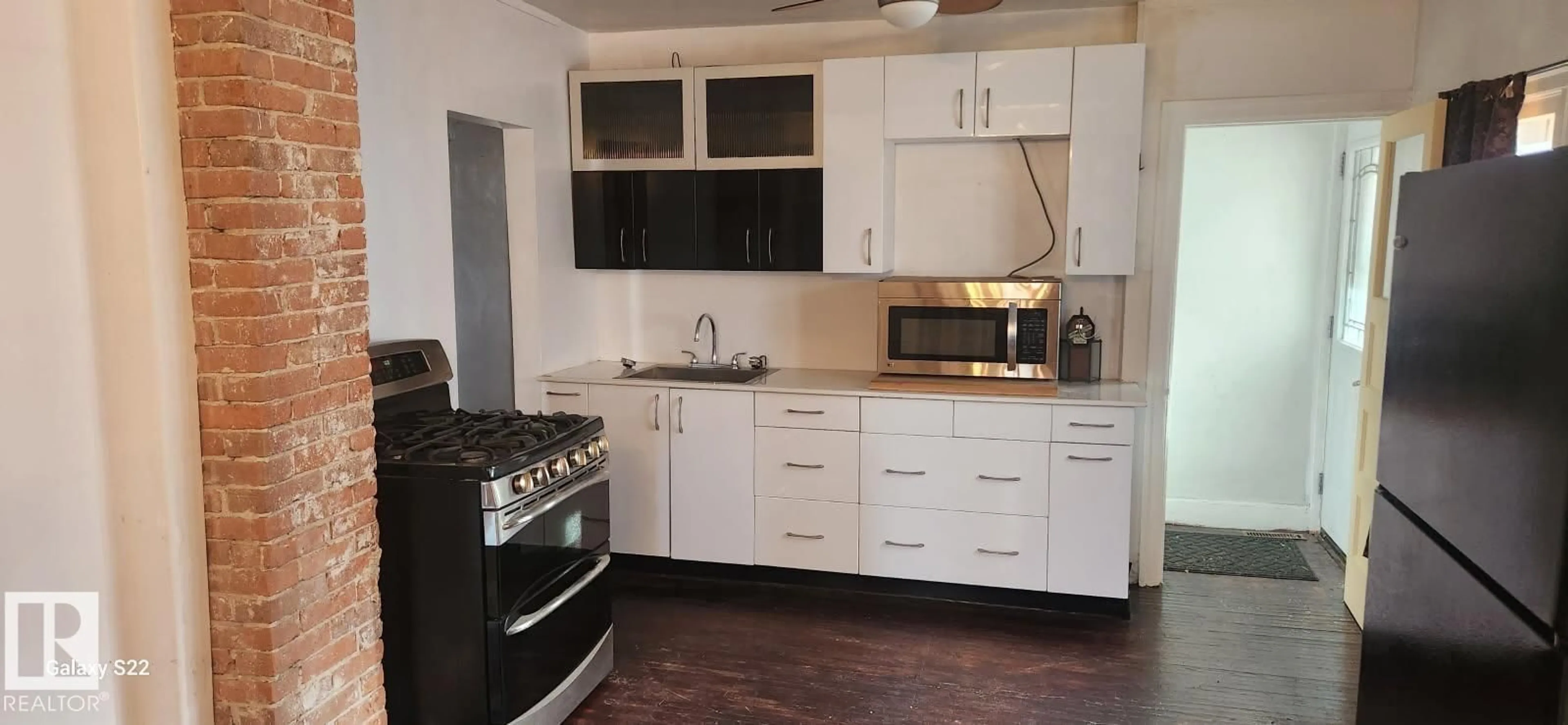 Standard kitchen, wood/laminate floor for NW - 11619 96 ST, Edmonton Alberta T5G1T8