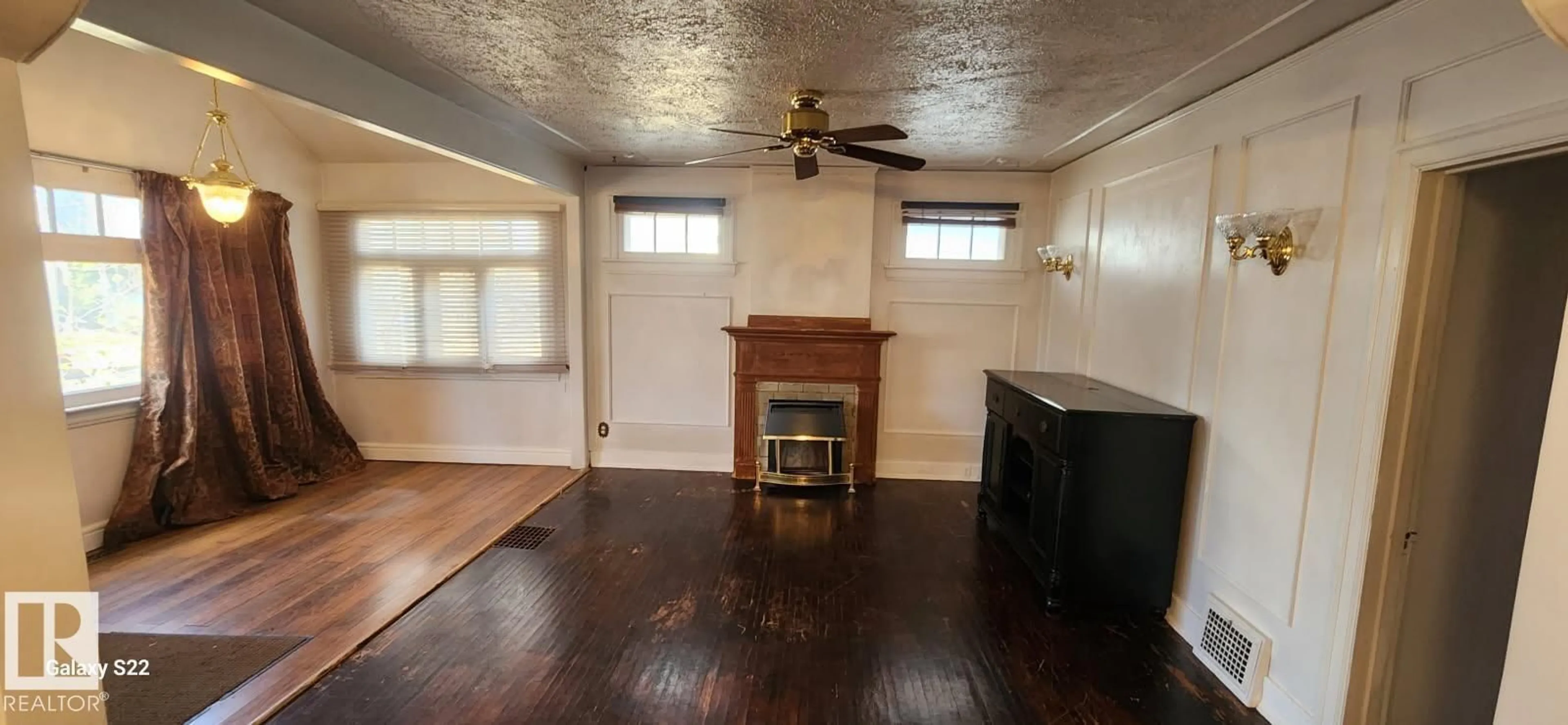 A pic of a room for NW - 11619 96 ST, Edmonton Alberta T5G1T8