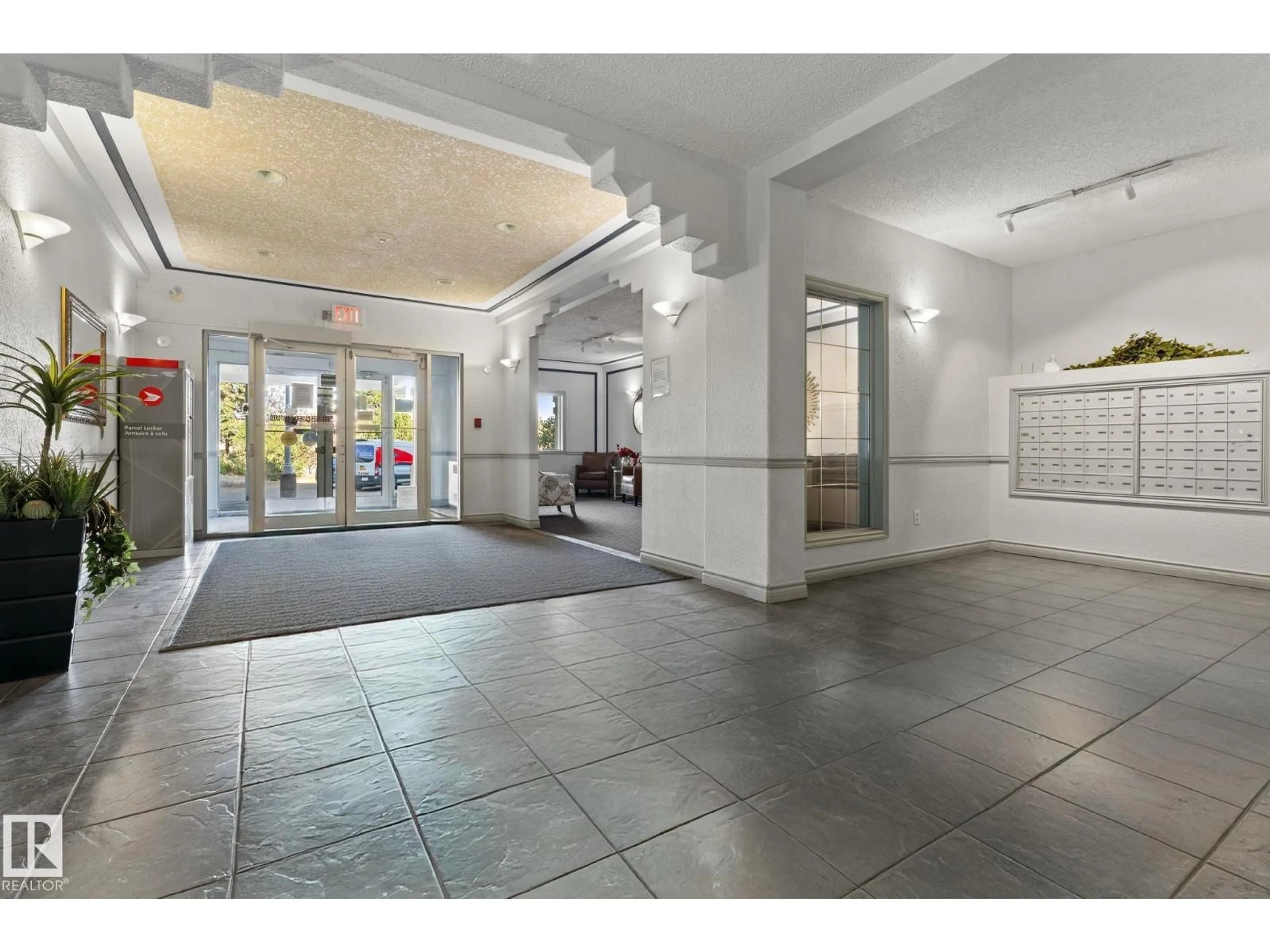 Indoor foyer for #404 - 10511 42 AV, Edmonton Alberta T6J7G8