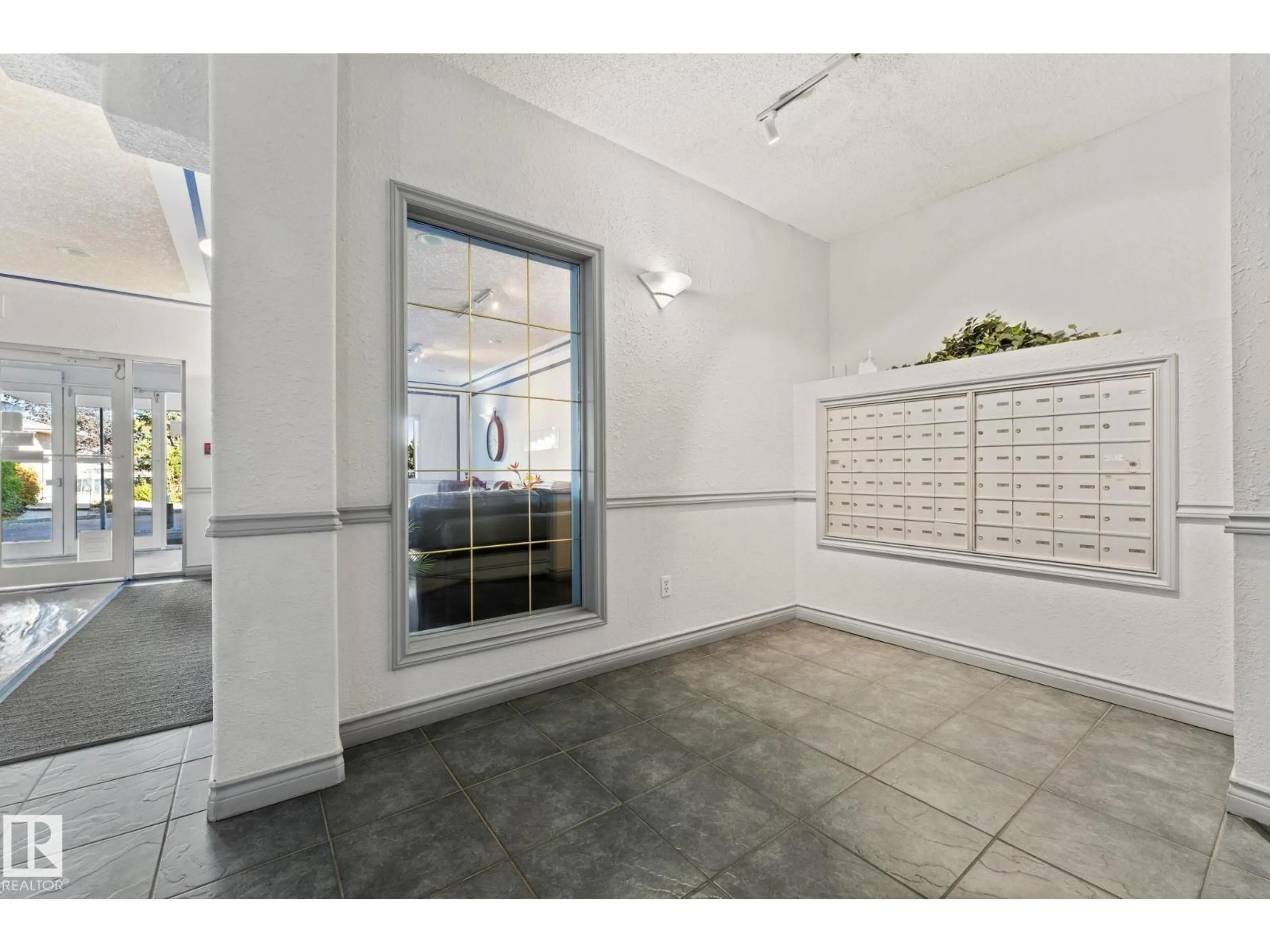 Indoor foyer for #404 - 10511 42 AV, Edmonton Alberta T6J7G8