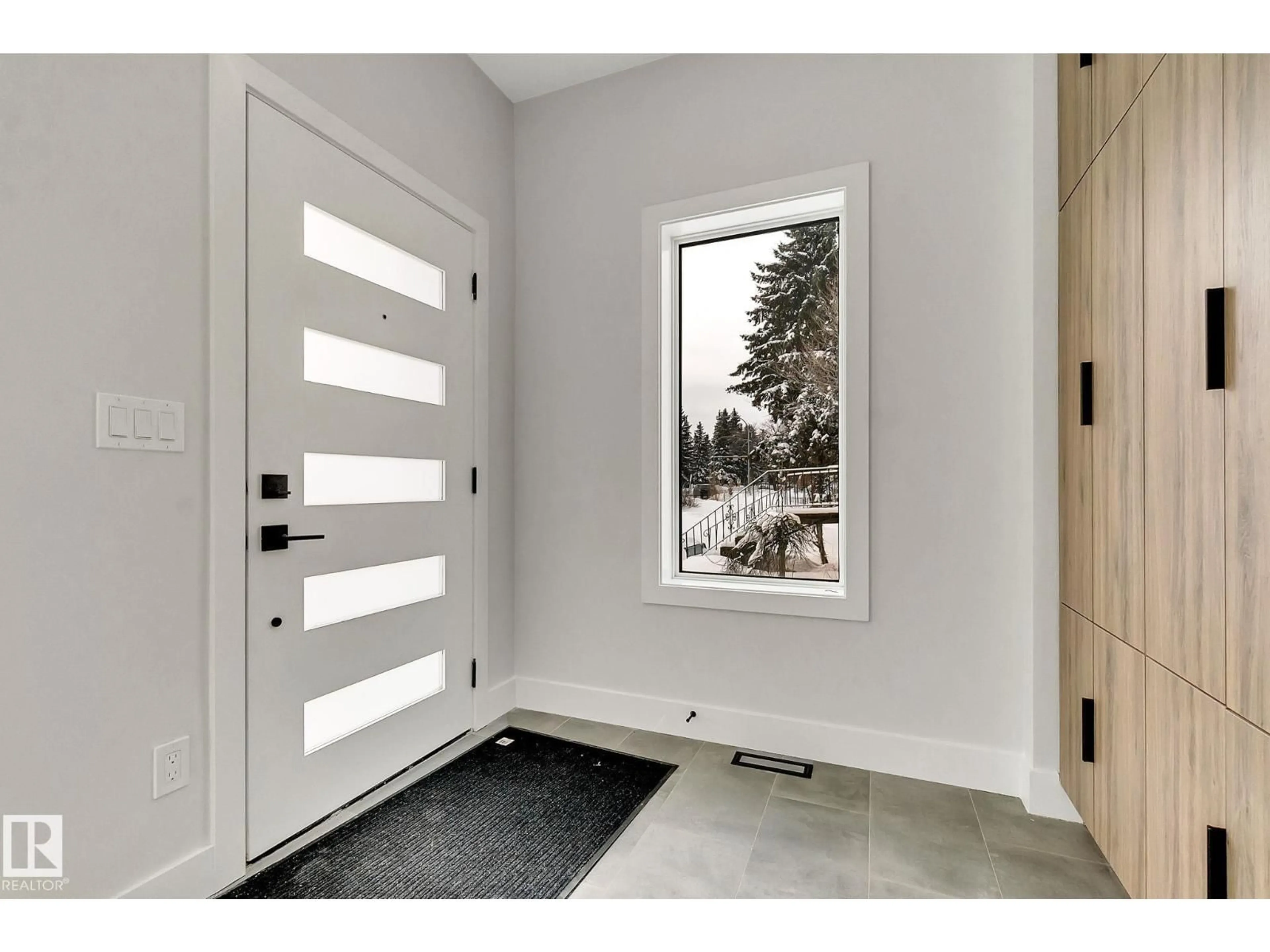 Indoor entryway for 11132 72 AV, Edmonton Alberta T6G0B2