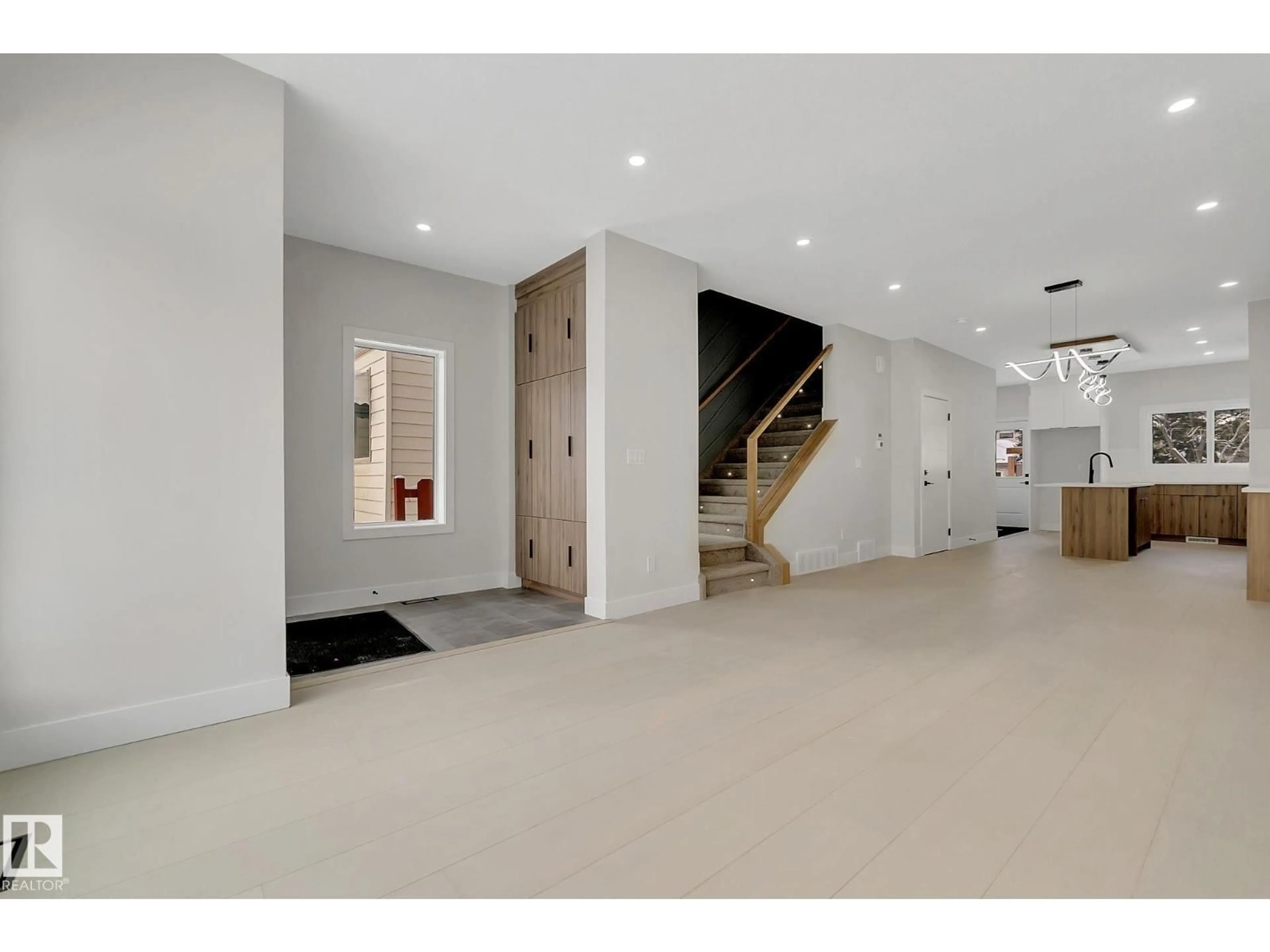 Indoor foyer for 11132 72 AV, Edmonton Alberta T6G0B2