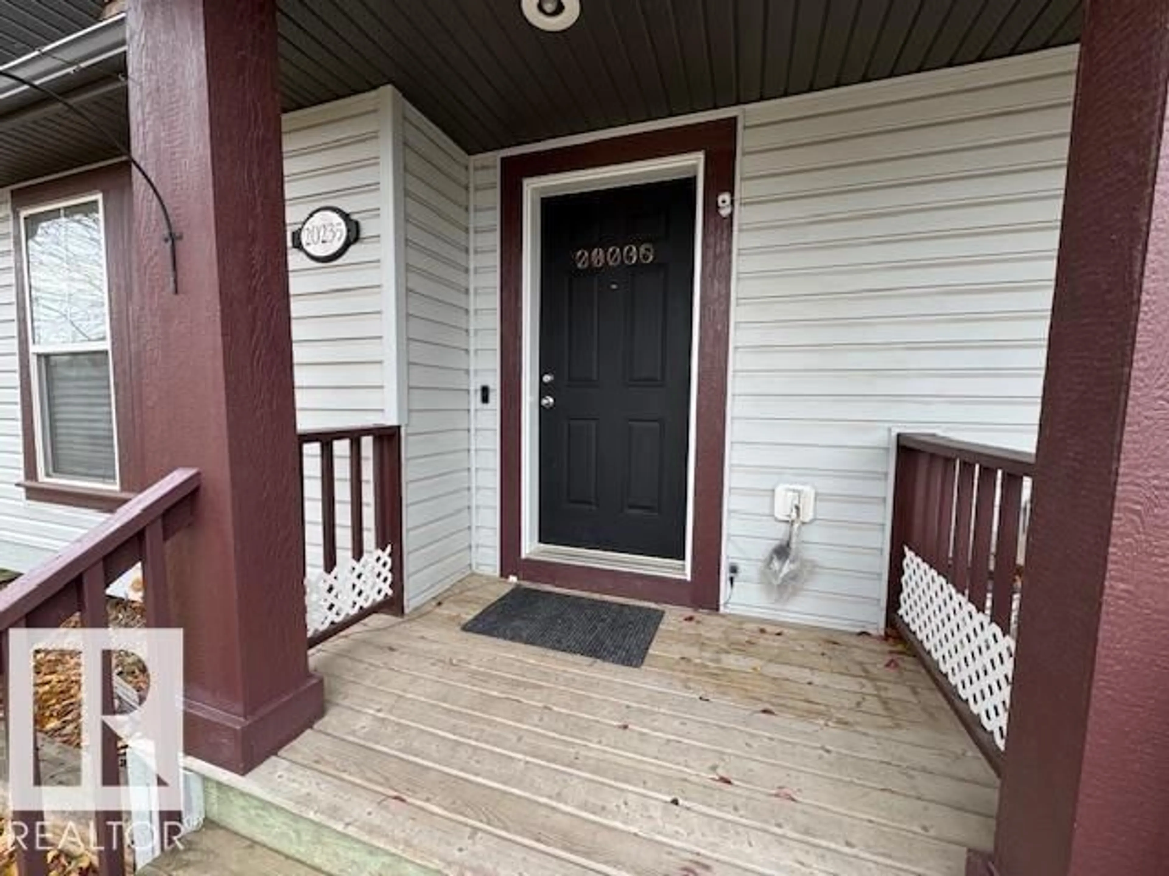 Indoor entryway for 20235 56 AV, Edmonton Alberta T6M0B3