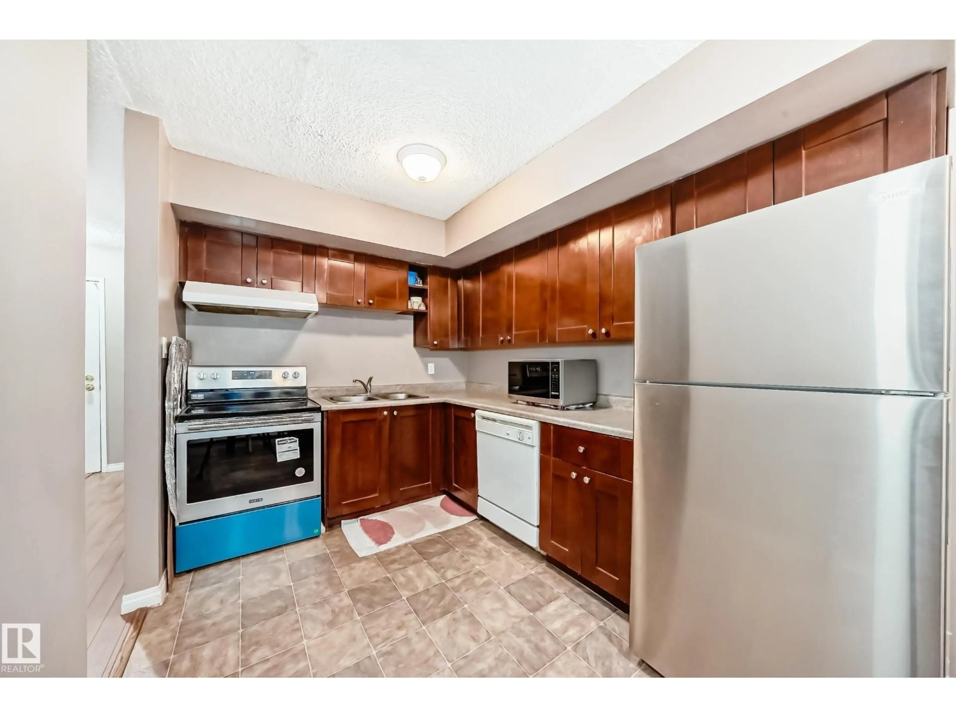 Standard kitchen, ceramic/tile floor for 119 16340 109 ST NW, Edmonton Alberta T5X2T4