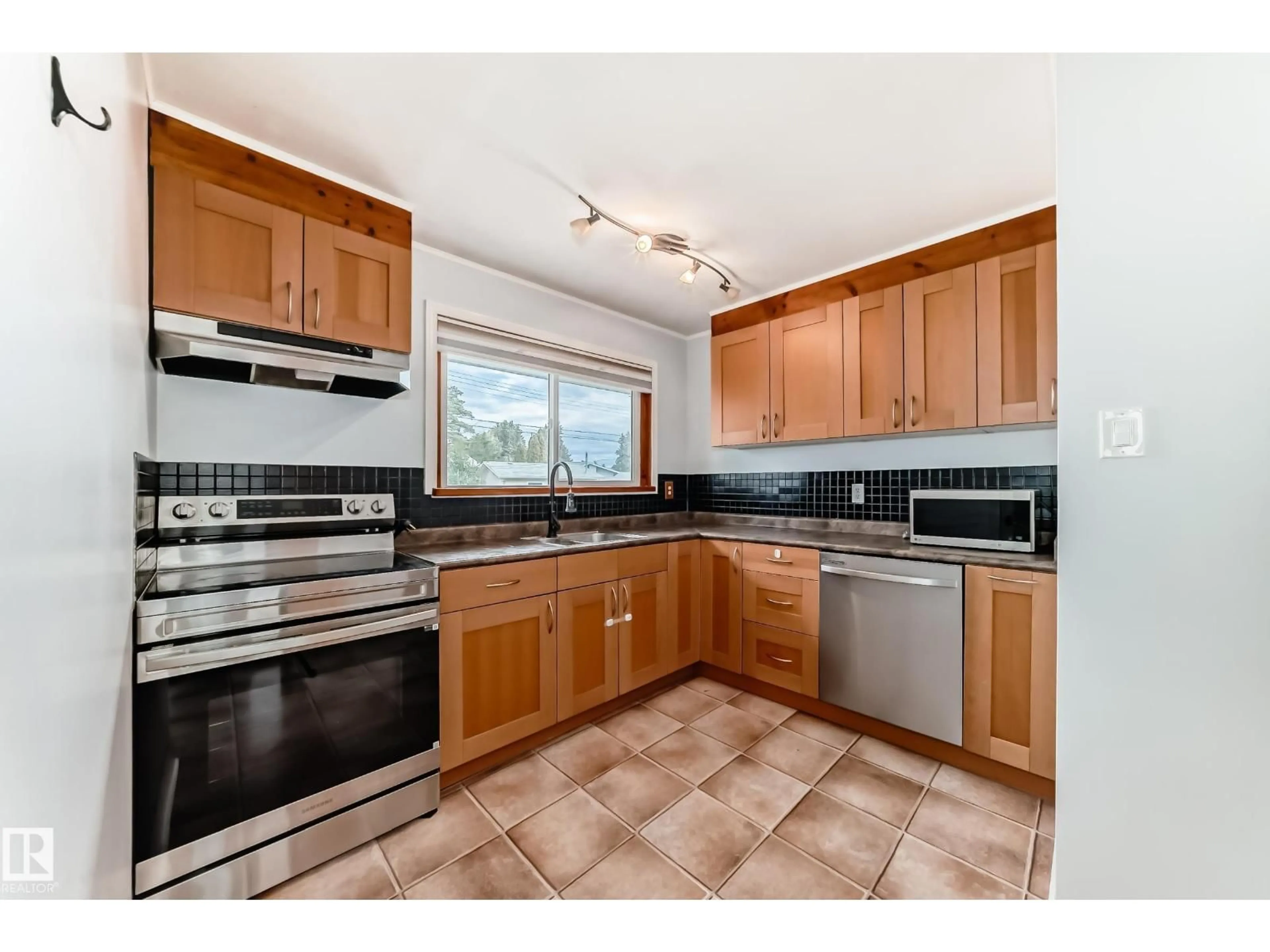Standard kitchen, ceramic/tile floor for 12 GRANITE AV, St. Albert Alberta T8N0V4