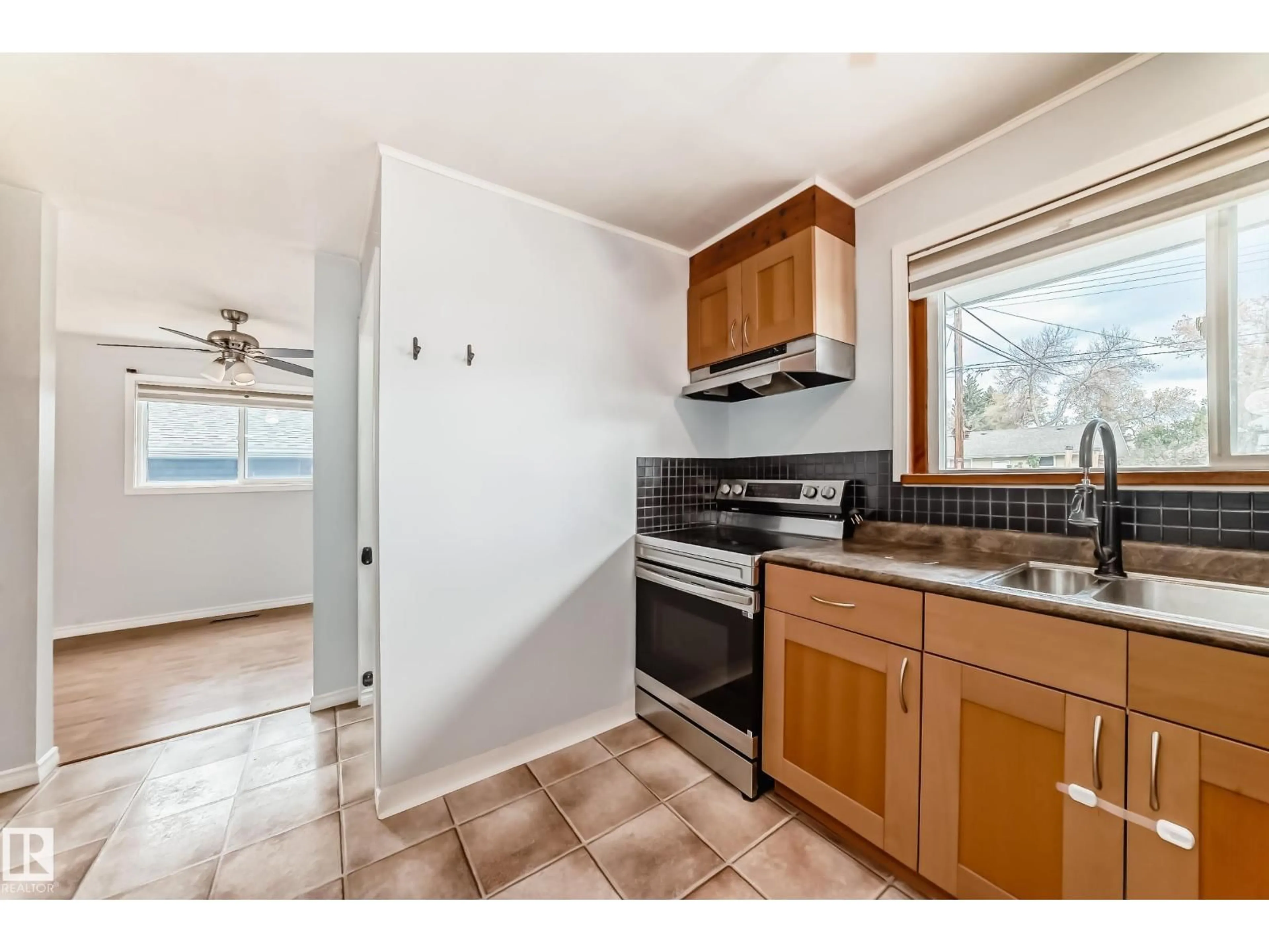 Standard kitchen, unknown for 12 GRANITE AV, St. Albert Alberta T8N0V4