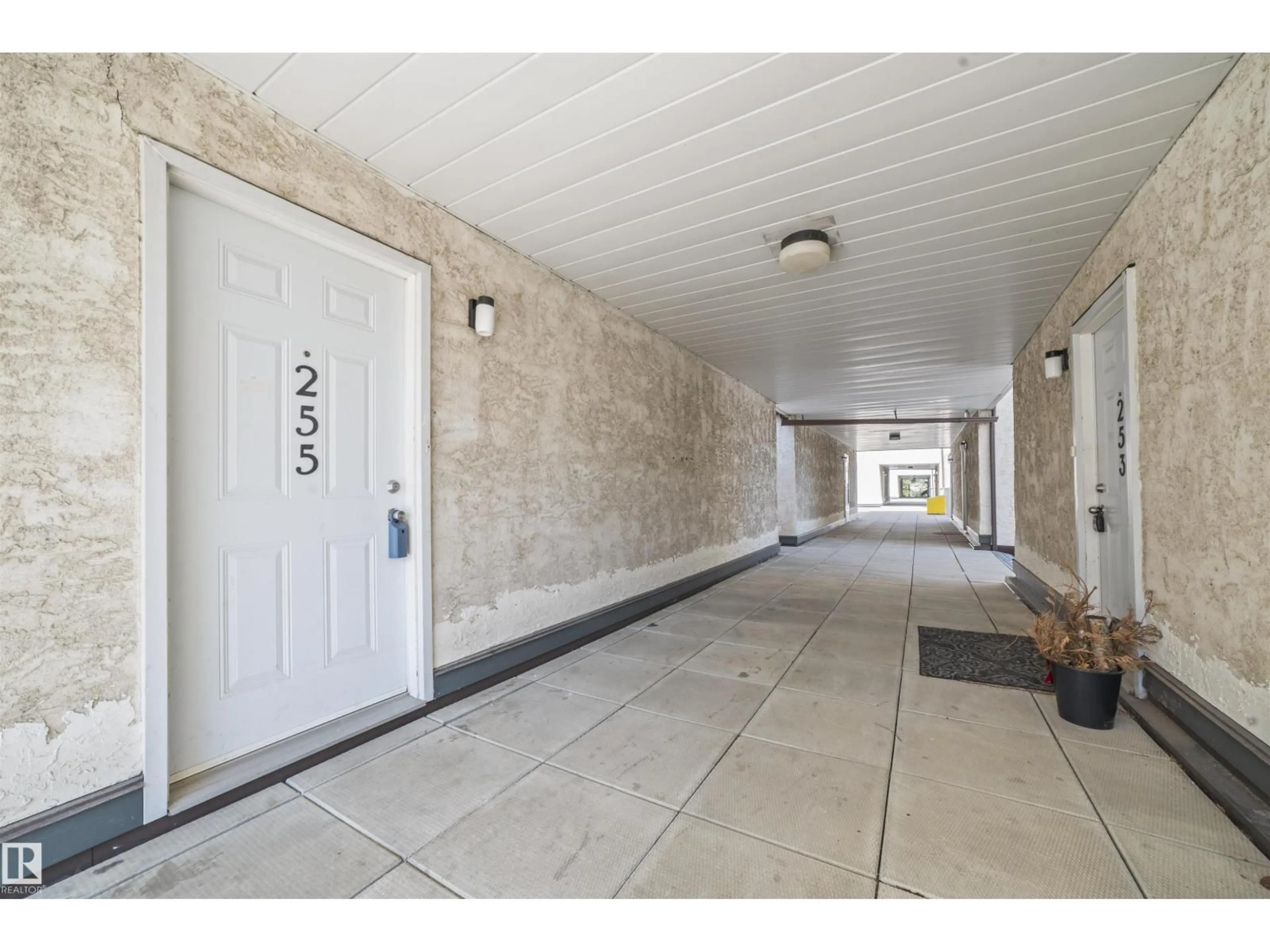 Indoor foyer for NW - 255 LANCASTER TC, Edmonton Alberta T5X5T6