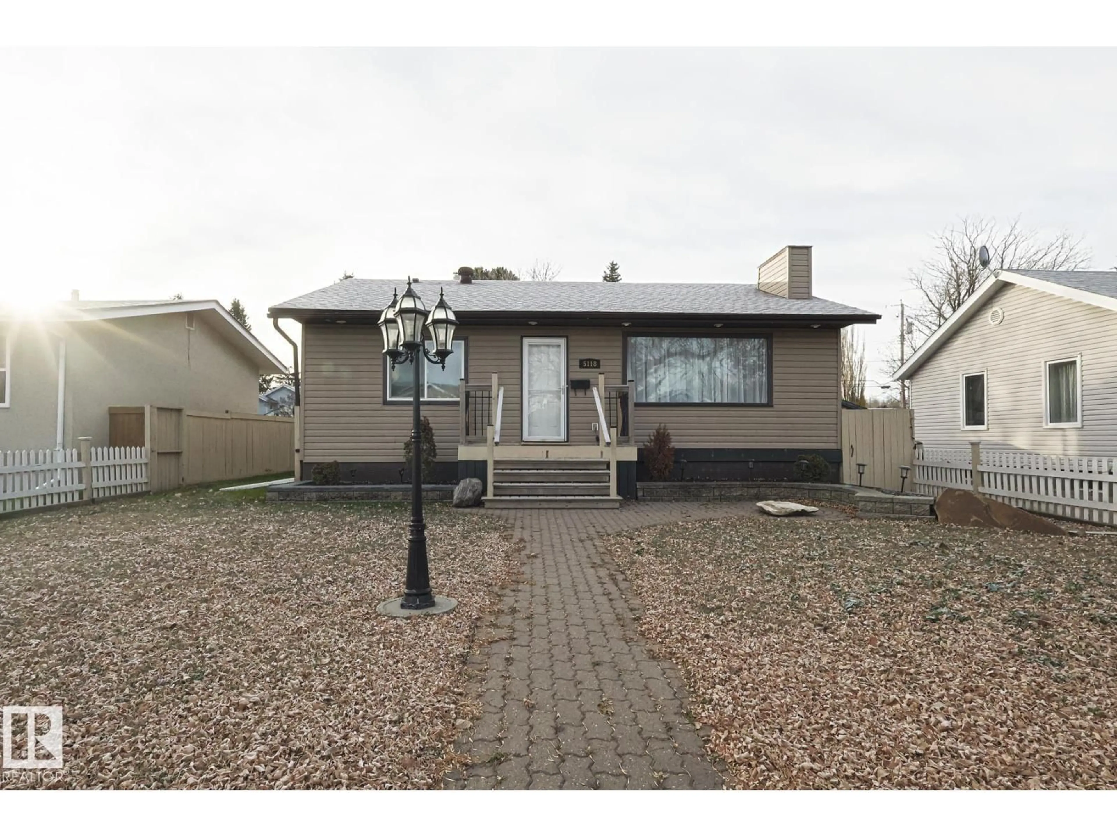 Home with vinyl exterior material, street for 5118 50 AV, Stony Plain Alberta T7Z1C3