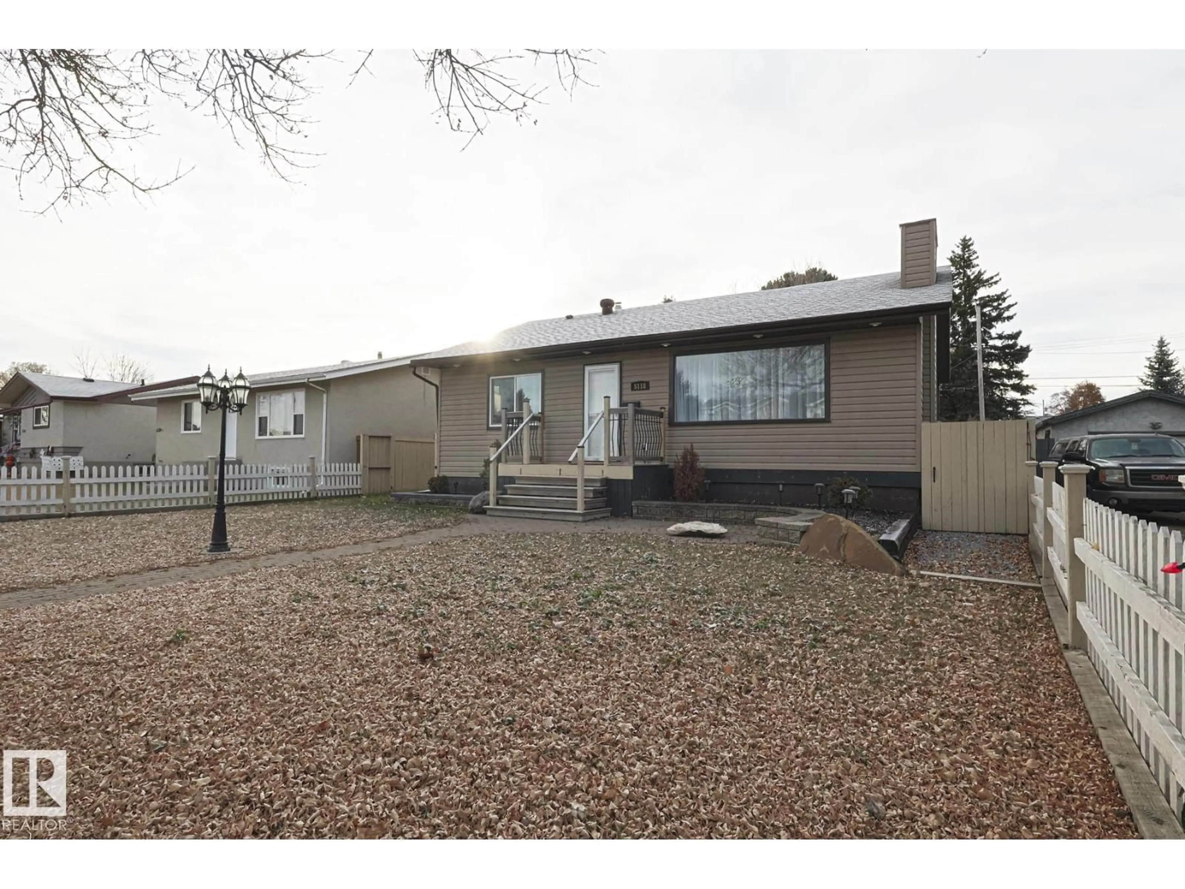 Home with vinyl exterior material, street for 5118 50 AV, Stony Plain Alberta T7Z1C3