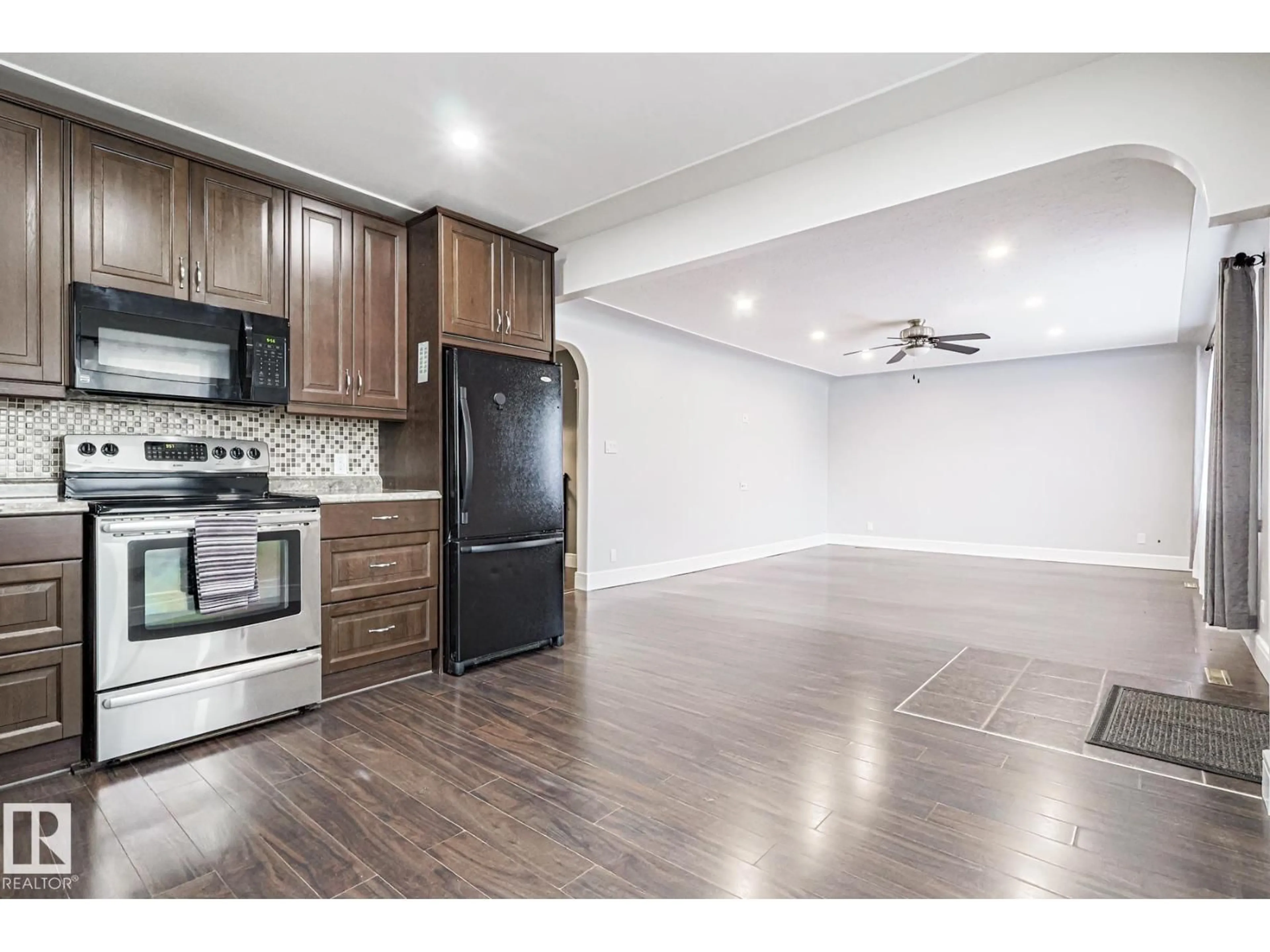 Open concept kitchen, wood/laminate floor for 5118 50 AV, Stony Plain Alberta T7Z1C3
