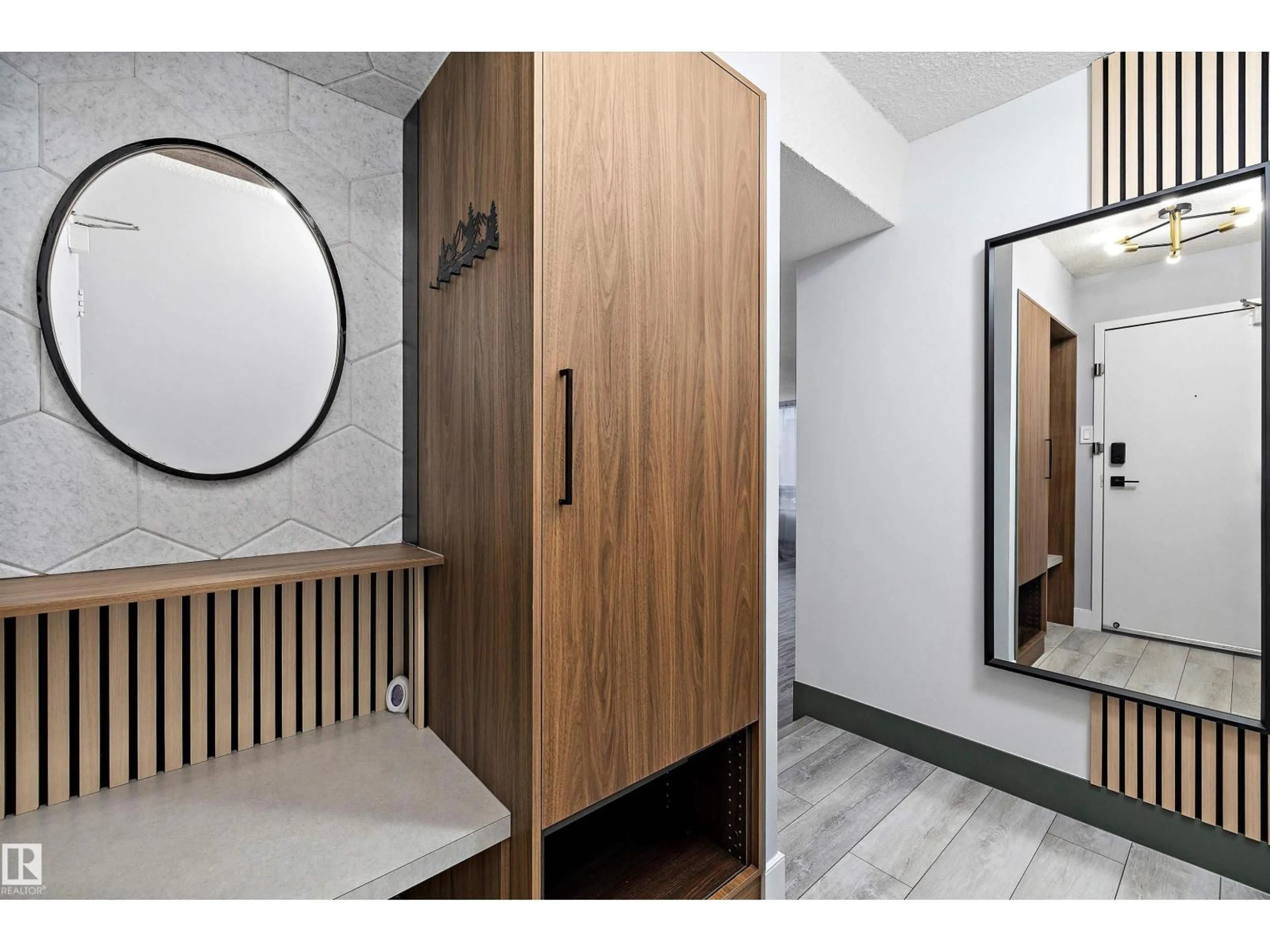 Indoor foyer for #401 - 10160 114 ST, Edmonton Alberta T5K2L2