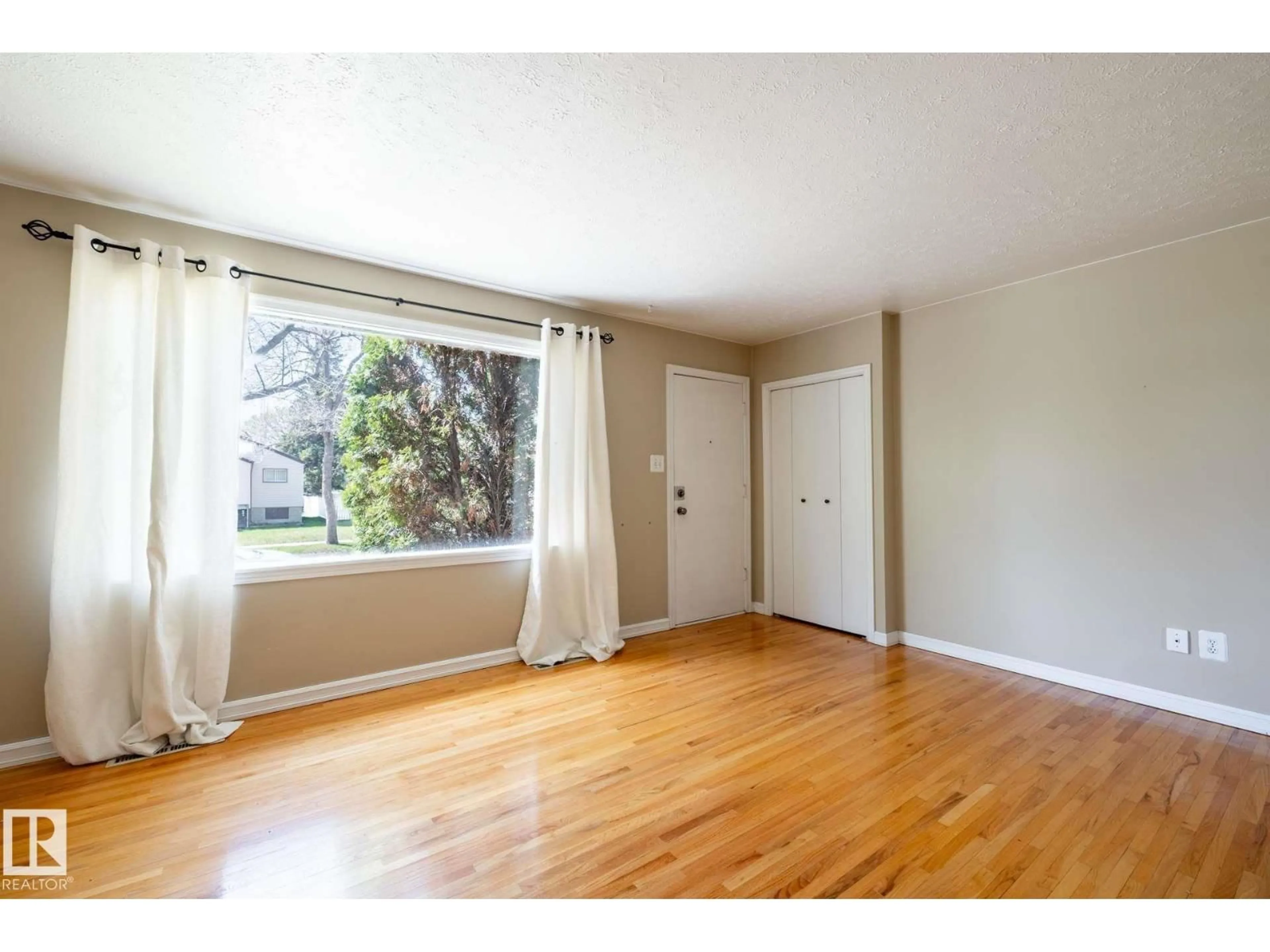 A pic of a room for NW - 12121 39 ST, Edmonton Alberta T5W2J9