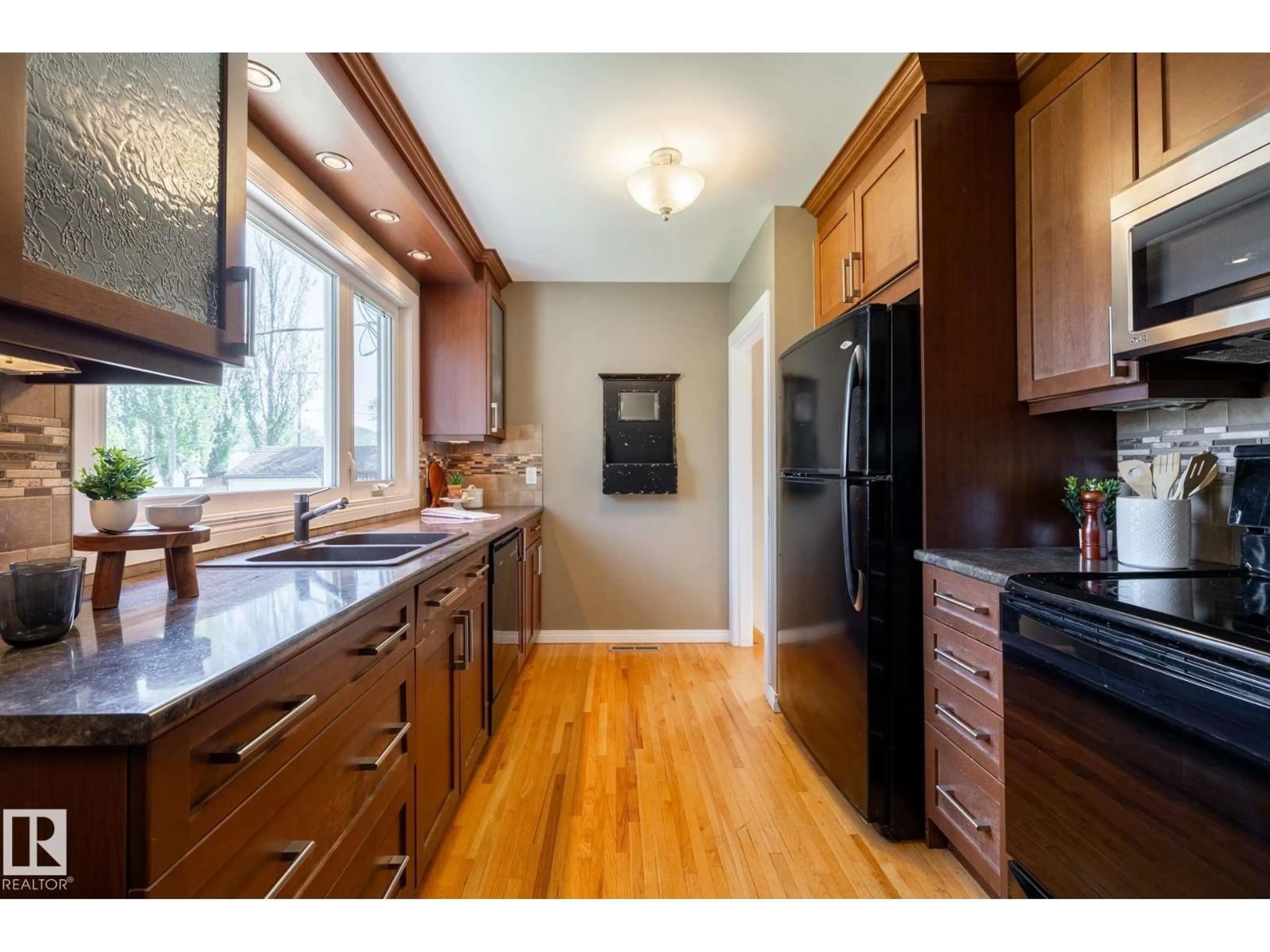 Open concept kitchen, wood/laminate floor for NW - 12121 39 ST, Edmonton Alberta T5W2J9