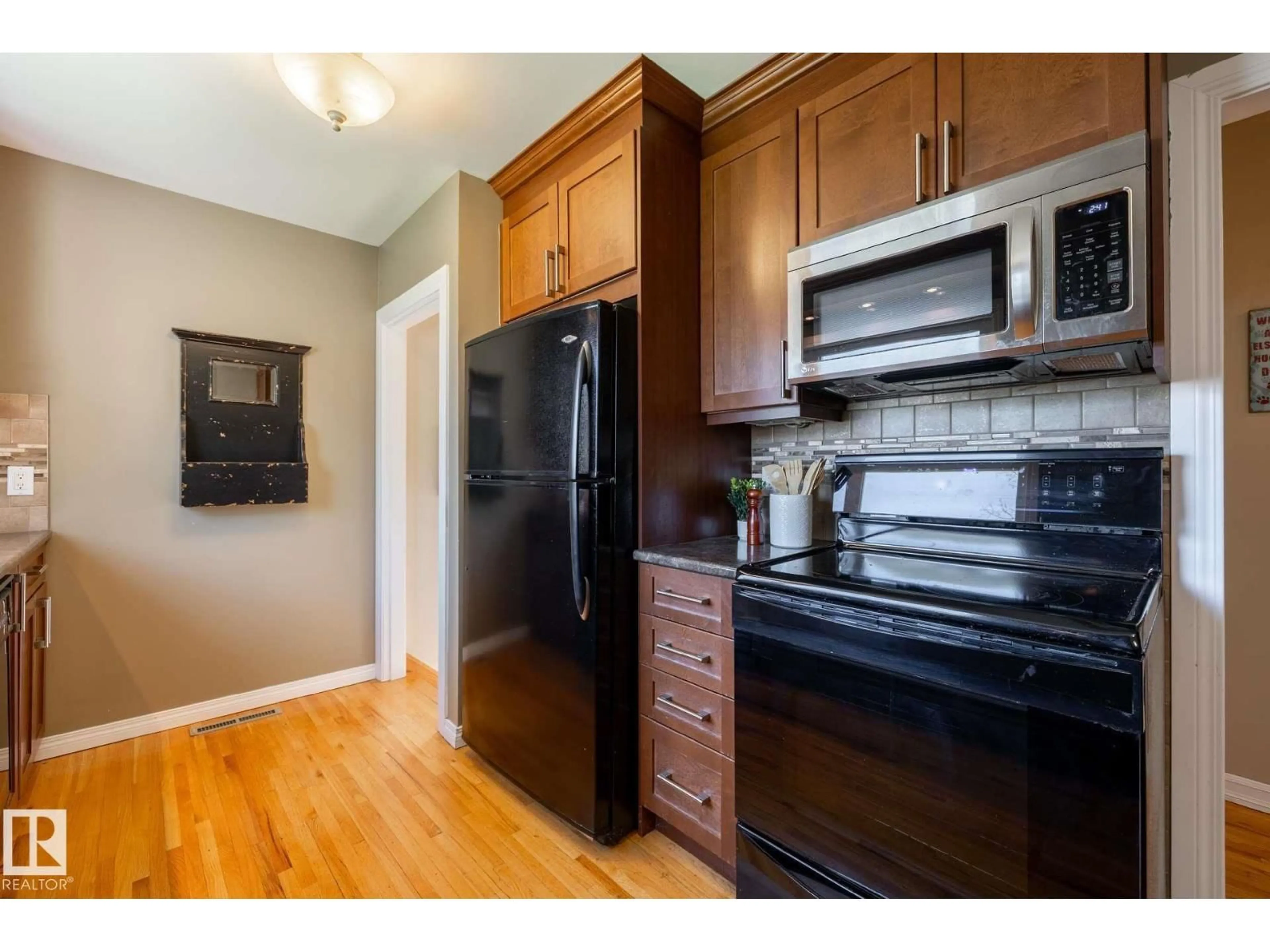 Standard kitchen, wood/laminate floor for NW - 12121 39 ST, Edmonton Alberta T5W2J9