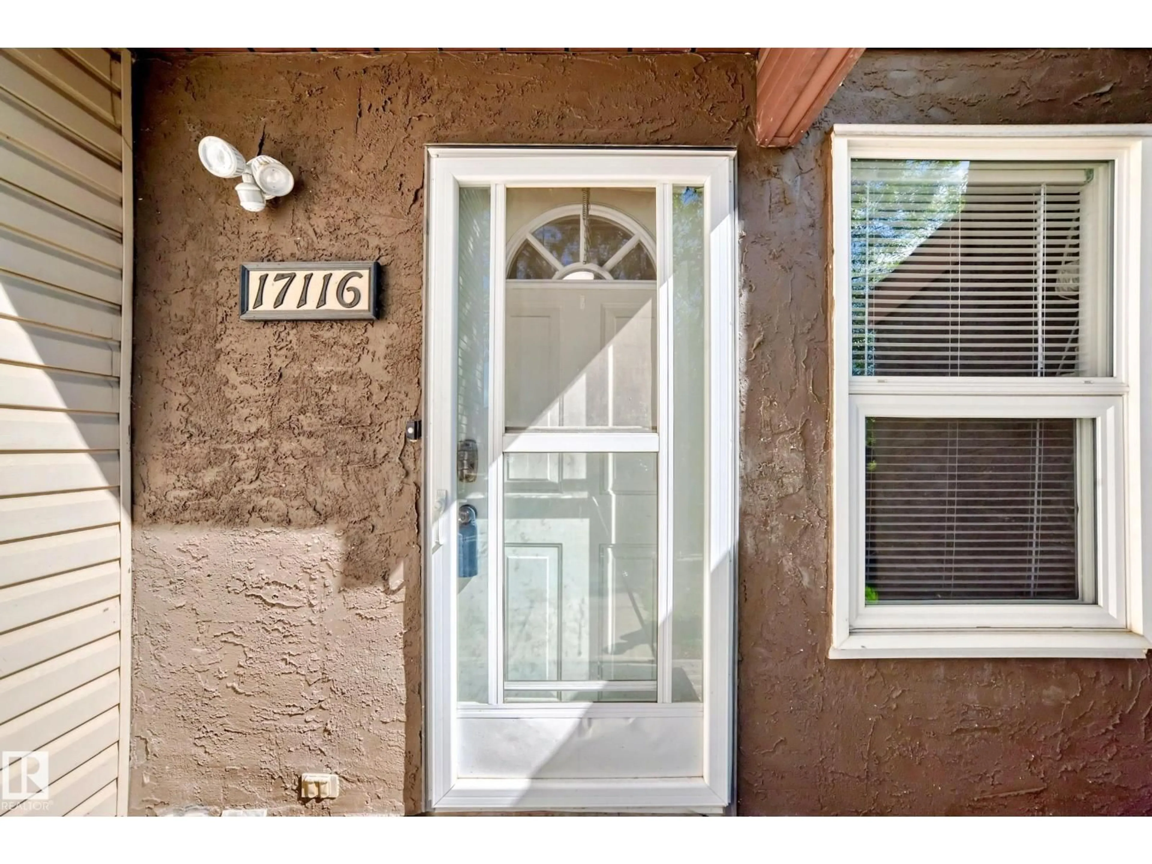 Indoor entryway for 17116 108 ST, Edmonton Alberta T5X3C6
