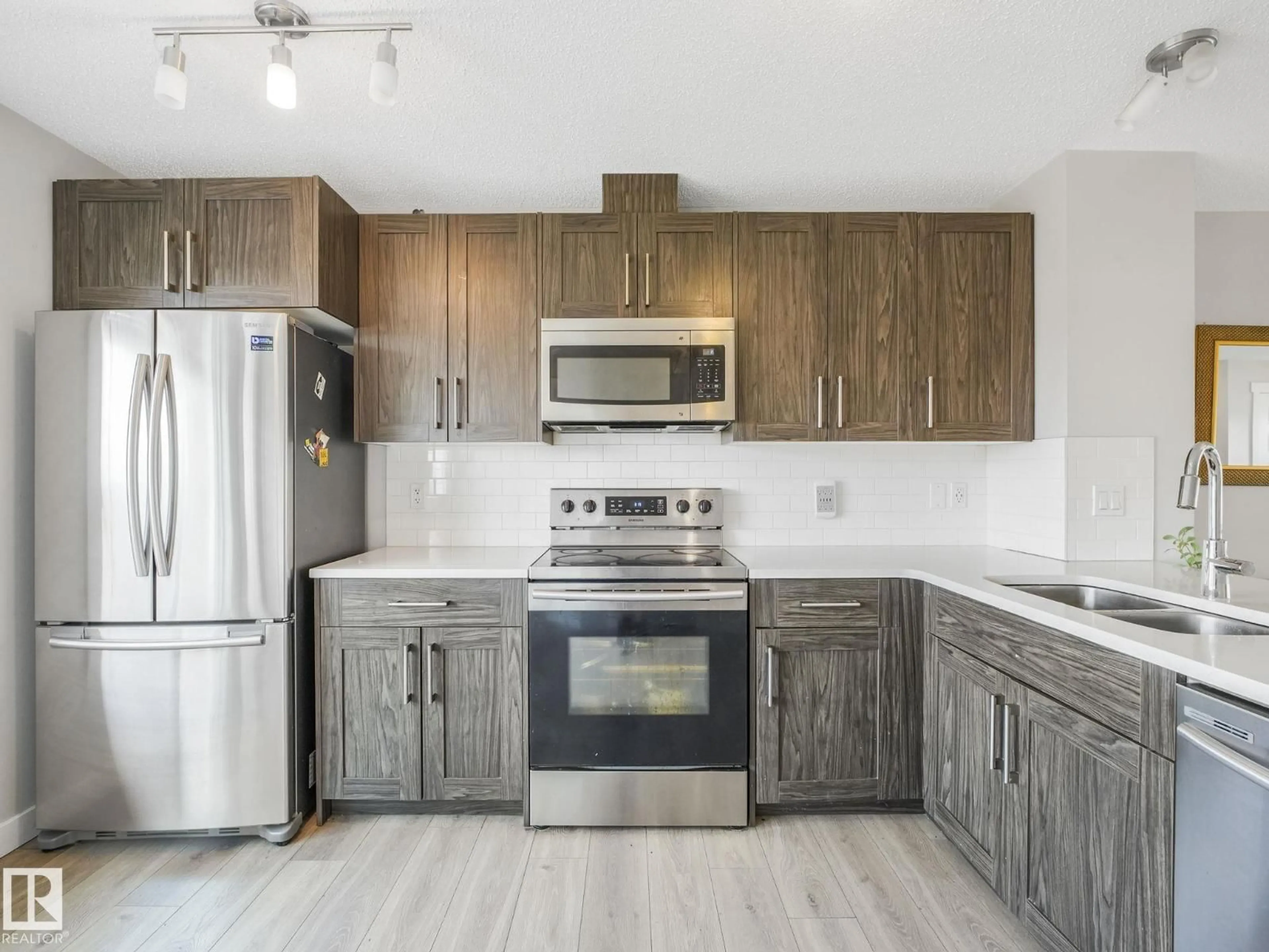 Standard kitchen, wood/laminate floor for 648 LEWIS GREENS DR, Edmonton Alberta T5T7G4