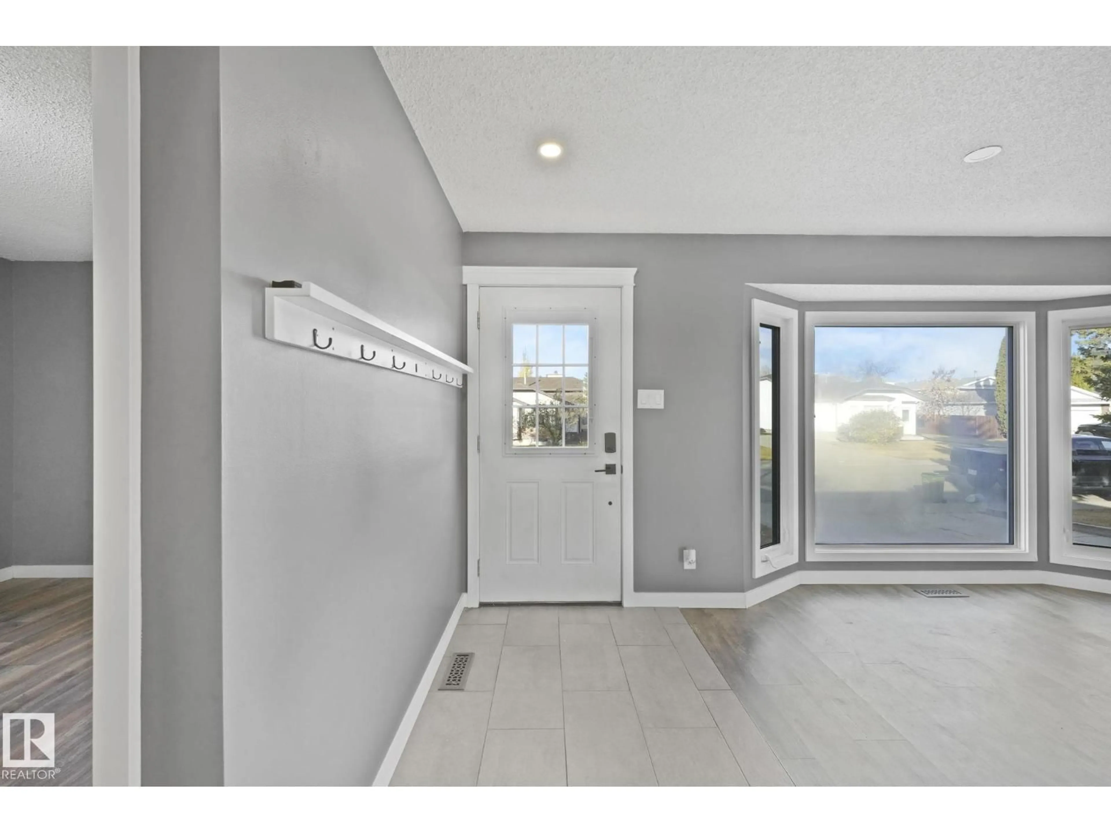 Indoor entryway for NW - 14515 29 ST, Edmonton Alberta T5Y2E1