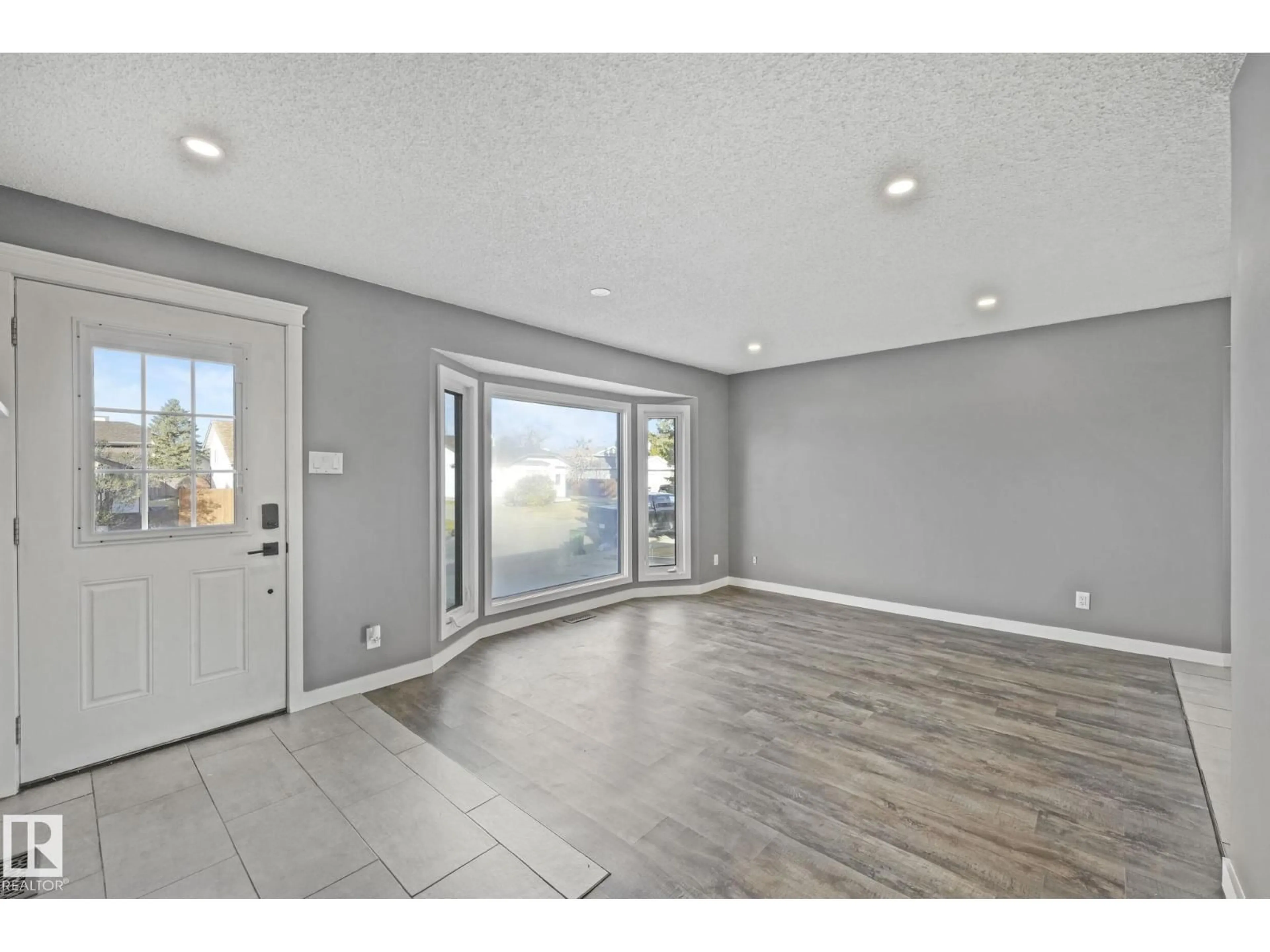 Indoor entryway for NW - 14515 29 ST, Edmonton Alberta T5Y2E1