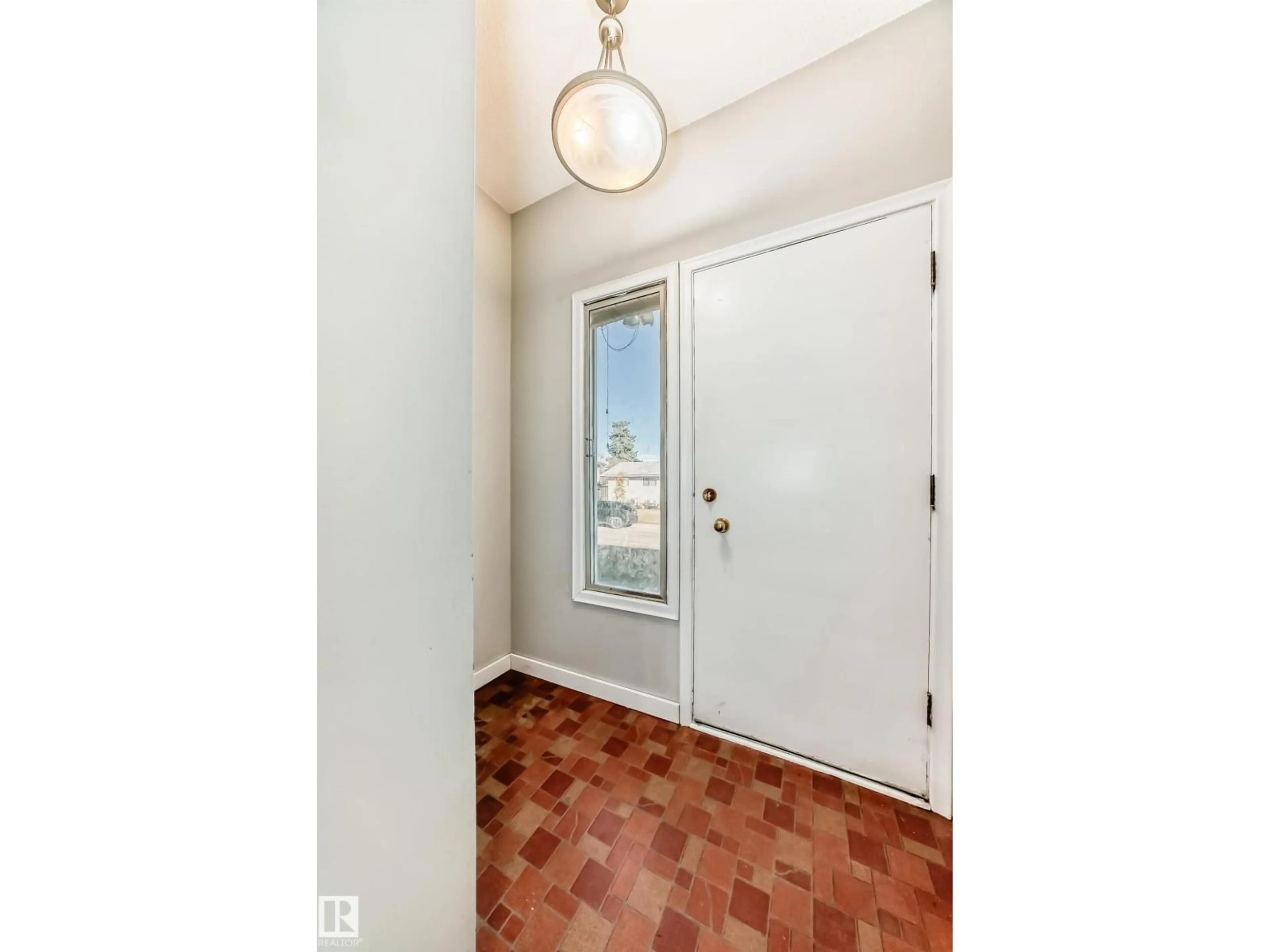 Indoor entryway for 14112 59 ST, Edmonton Alberta T5A1P1