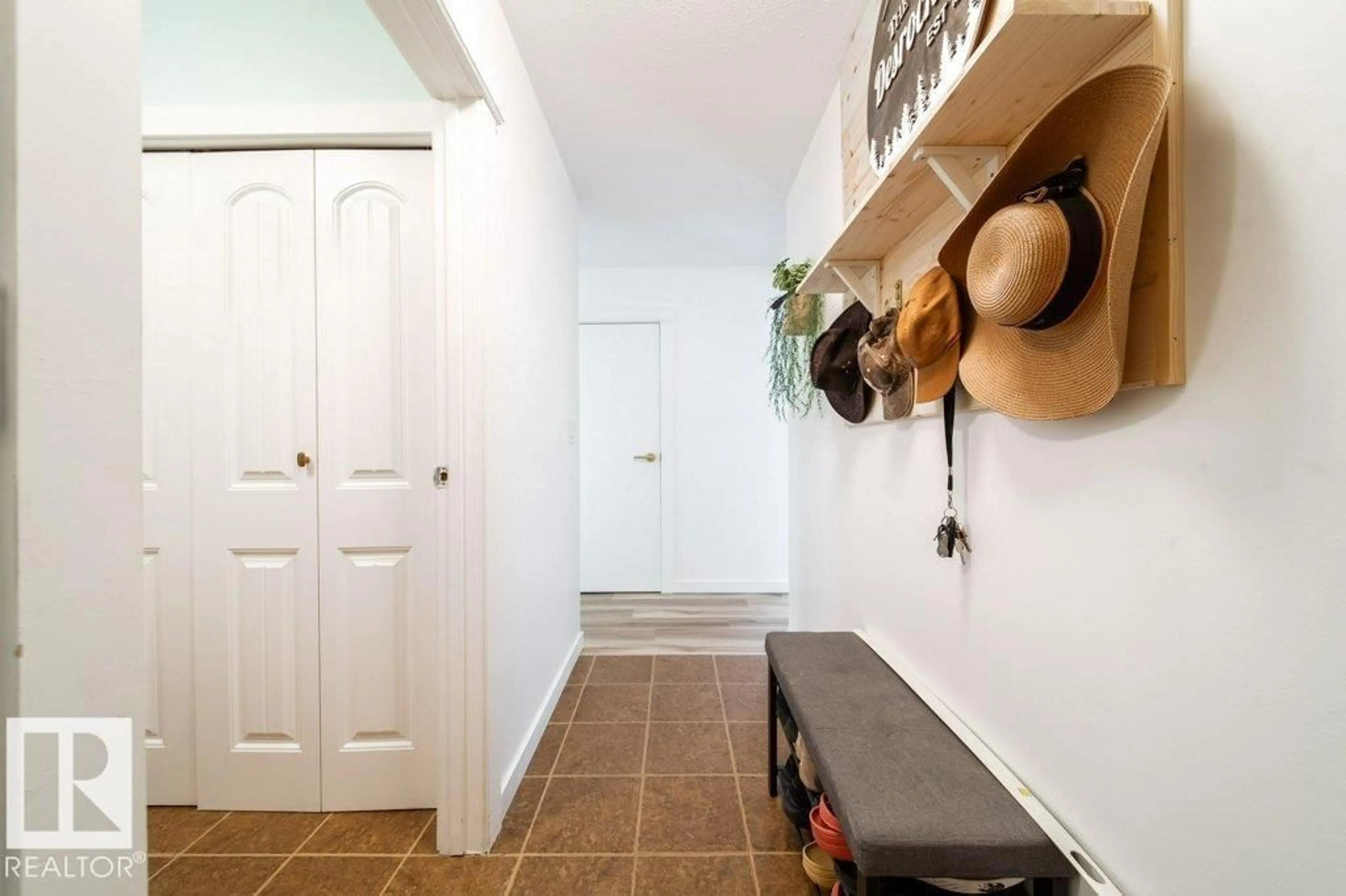 Indoor entryway for 118 2 ST, Rural Wetaskiwin County Alberta T0C0A0