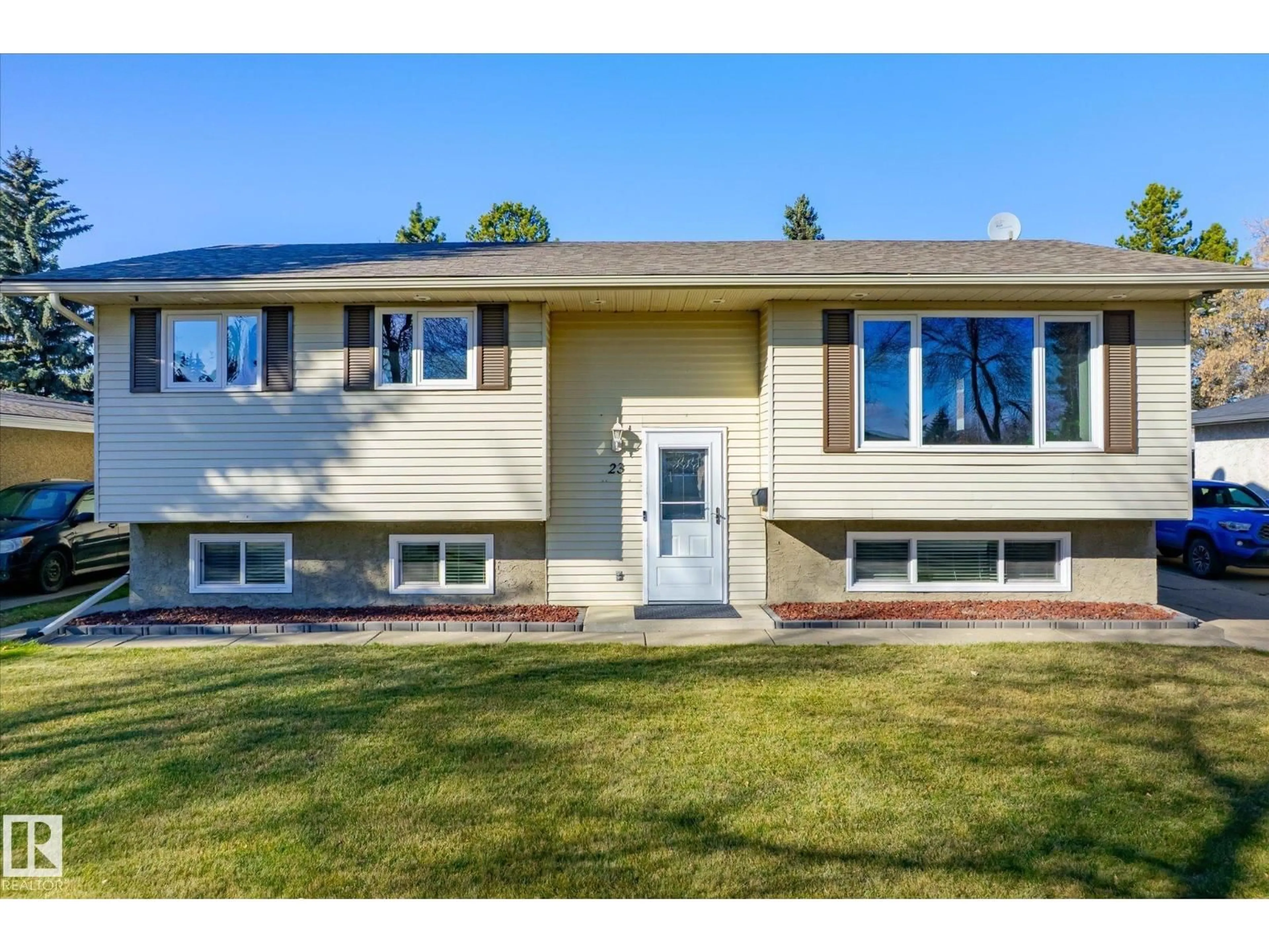 Home with vinyl exterior material, street for 23 ANNETTE CR, St. Albert Alberta T8N2Z8