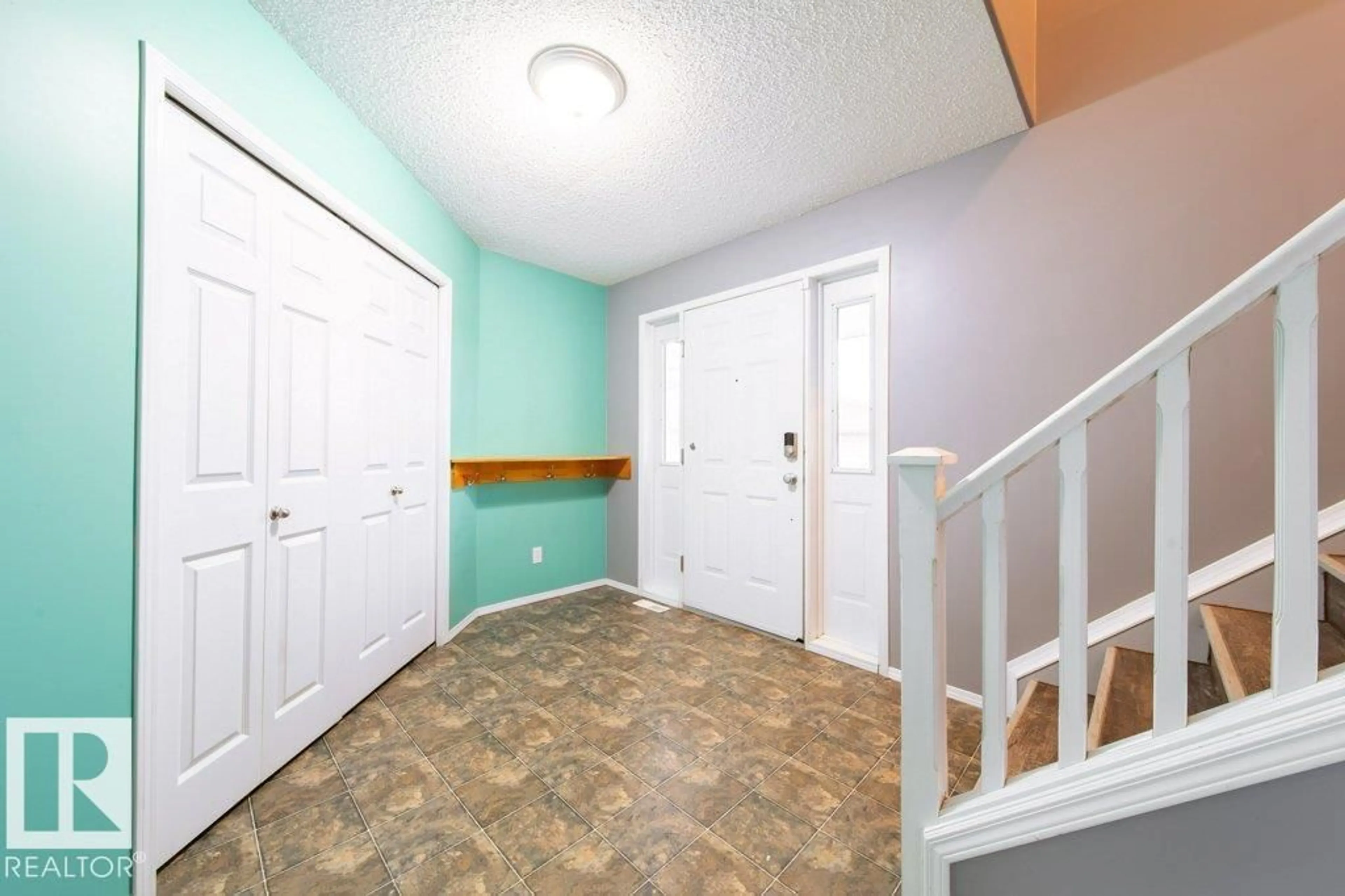 Indoor foyer for 6 LANSING, Spruce Grove Alberta T7X4K3