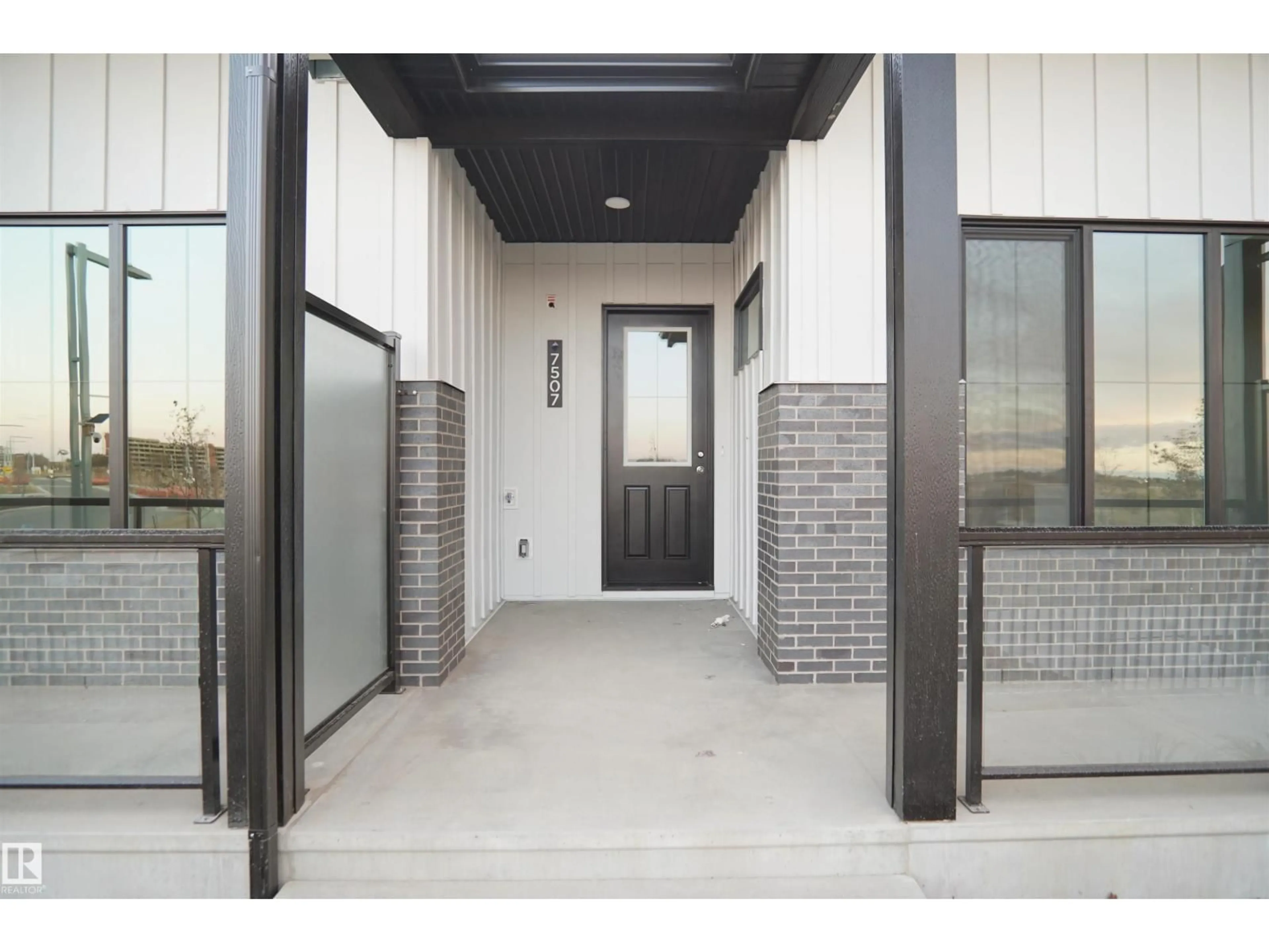 Indoor foyer for 7507 OBSERVER LN, Edmonton Alberta T5G2S5