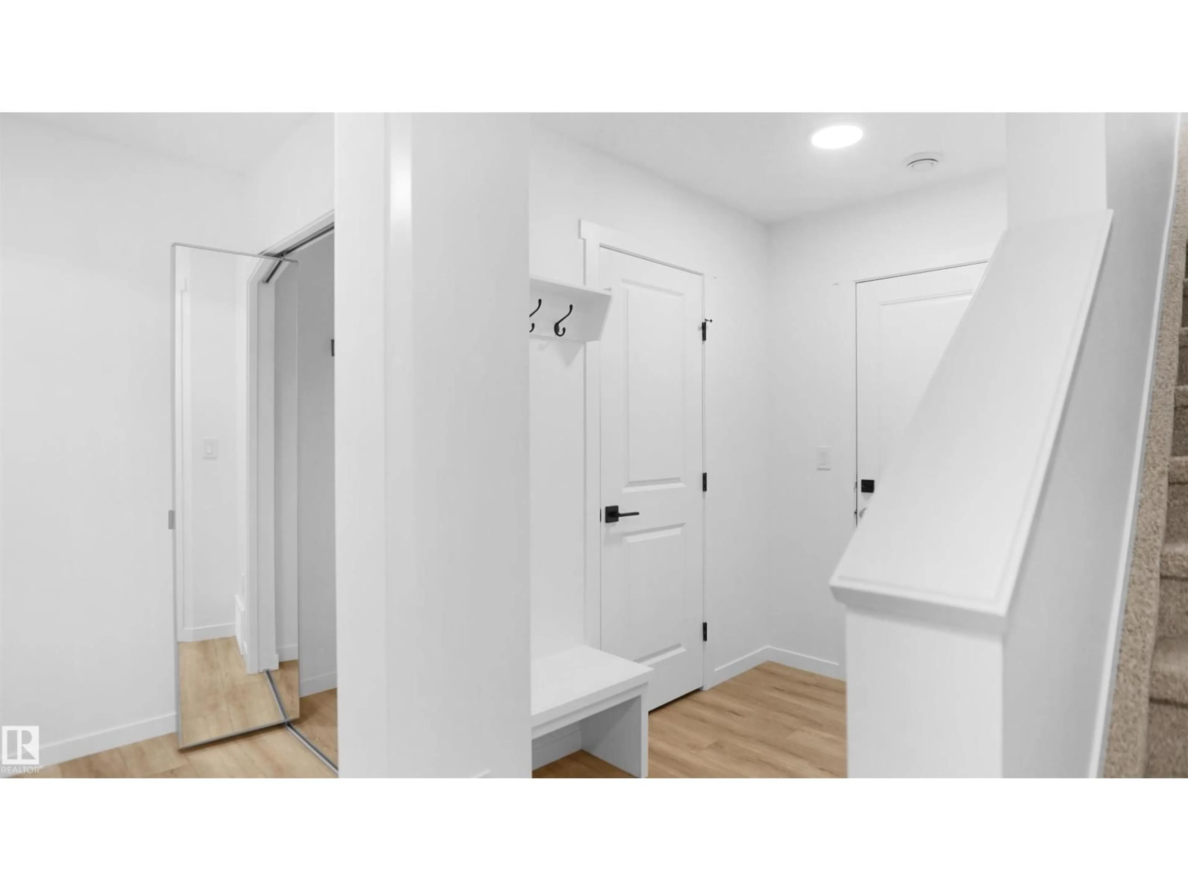 Indoor entryway for 29 - 19 AIRPORT RD, Edmonton Alberta T5G2P9