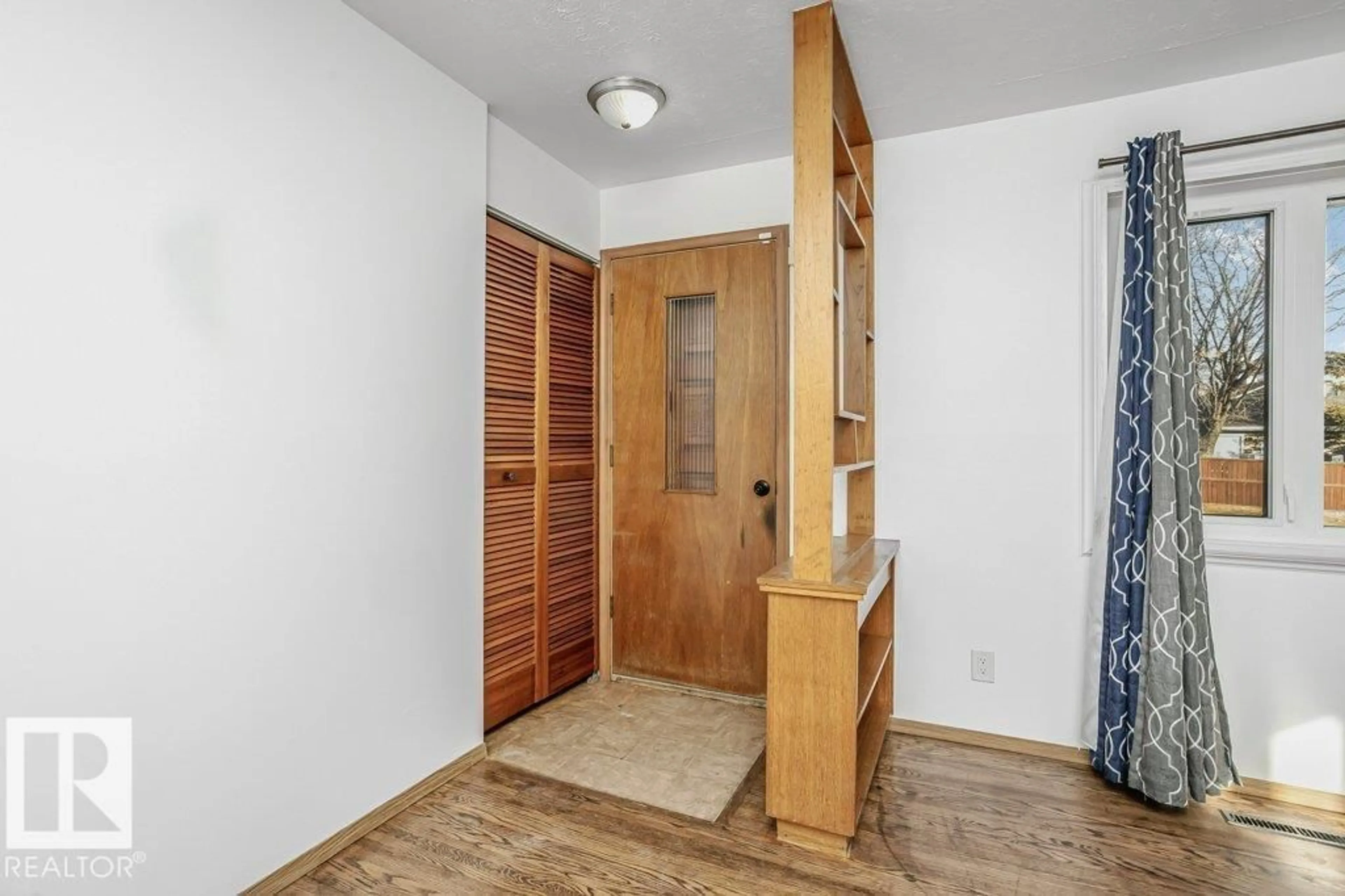 Indoor entryway for 6211 134 AV, Edmonton Alberta T5A0A7