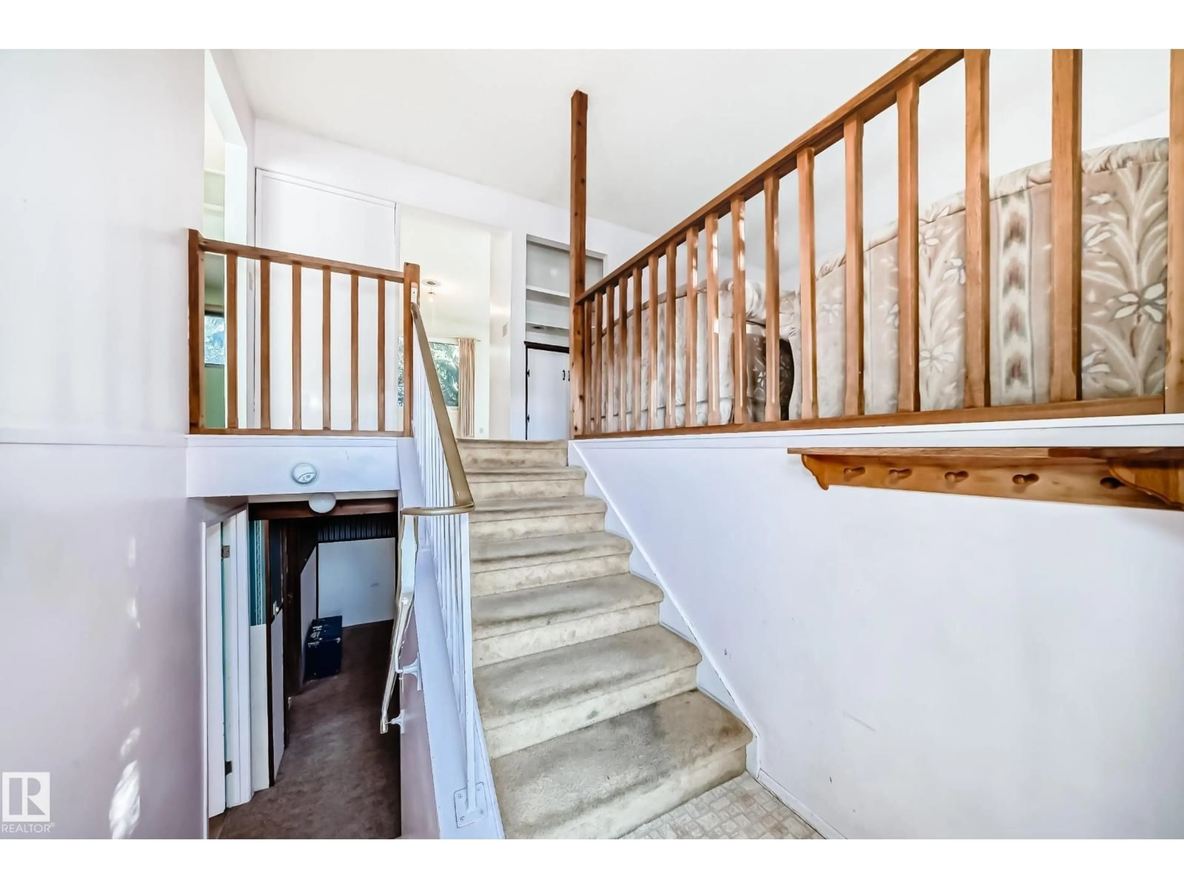 Indoor foyer for 34 GREENWOOD CL, Spruce Grove Alberta T7X1Y1