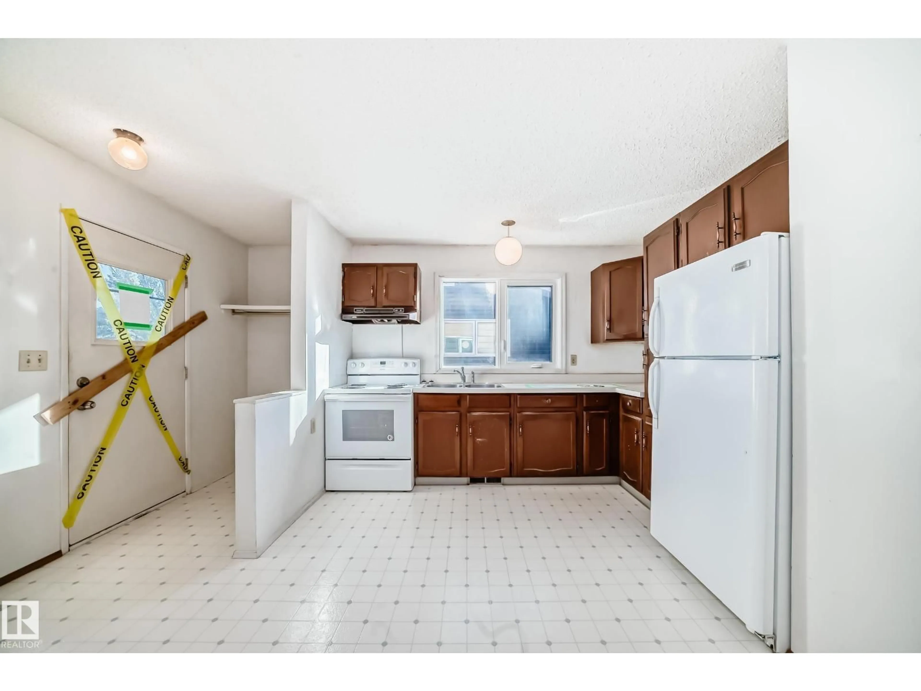 Standard kitchen, ceramic/tile floor for 34 GREENWOOD CL, Spruce Grove Alberta T7X1Y1