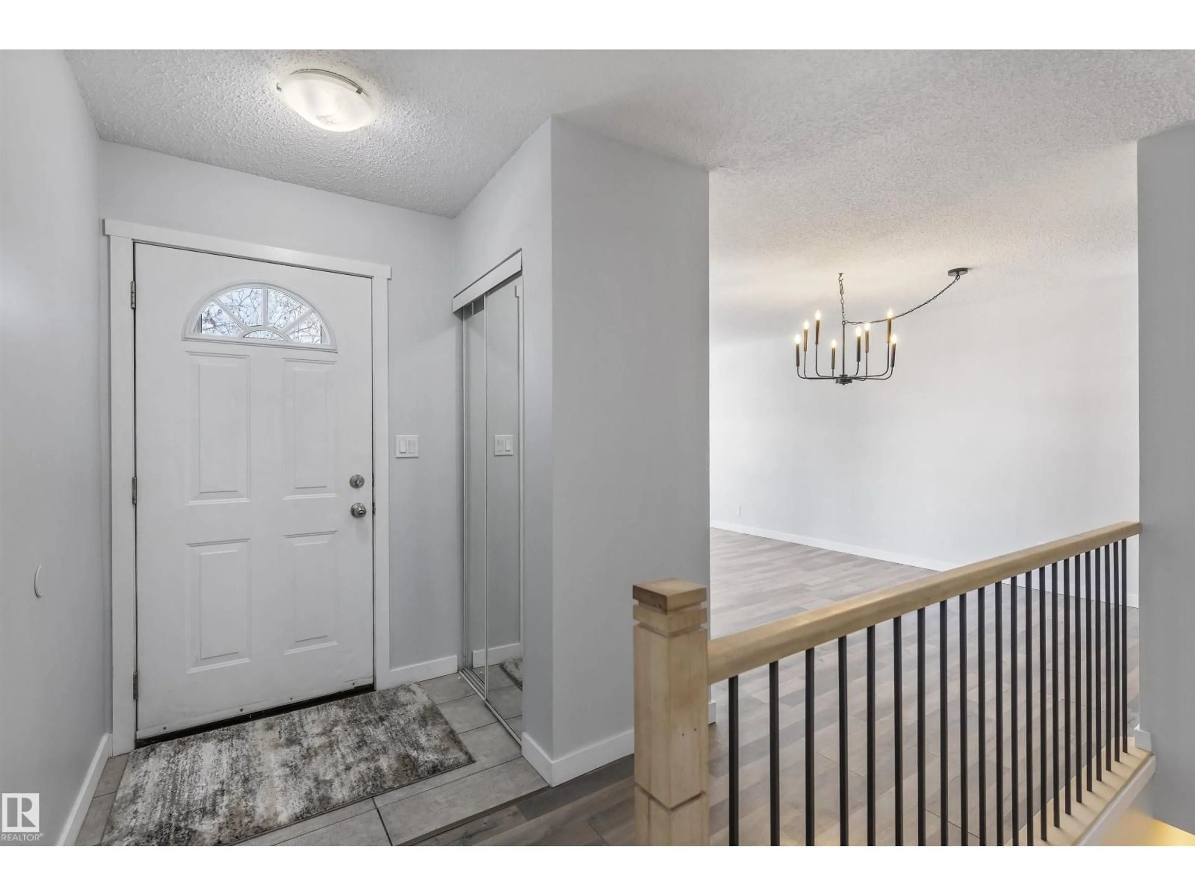 Indoor entryway for 17129 109 ST, Edmonton Alberta T5X3E2