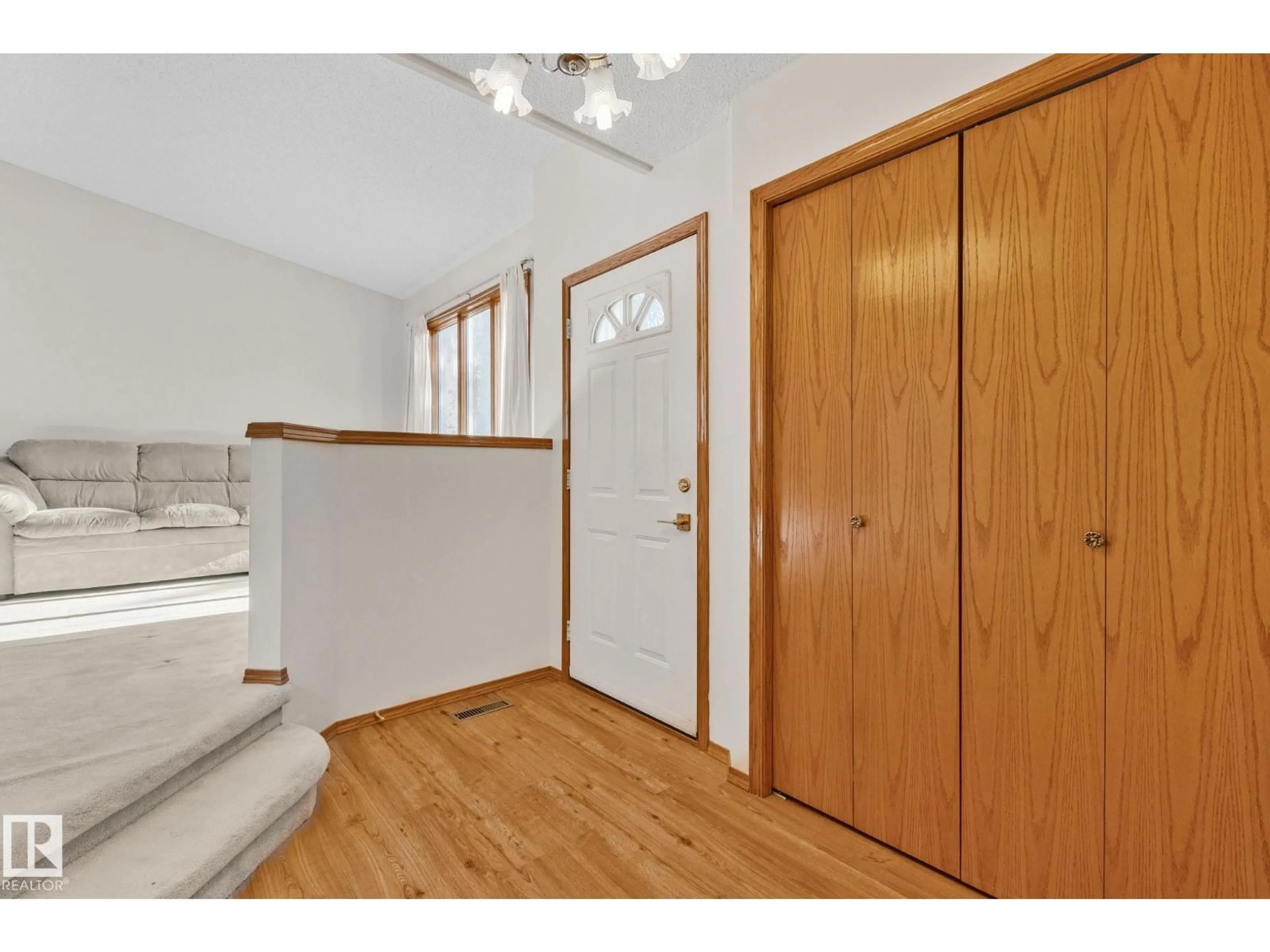 Indoor entryway for 17620 91 AV, Edmonton Alberta T5T5V7