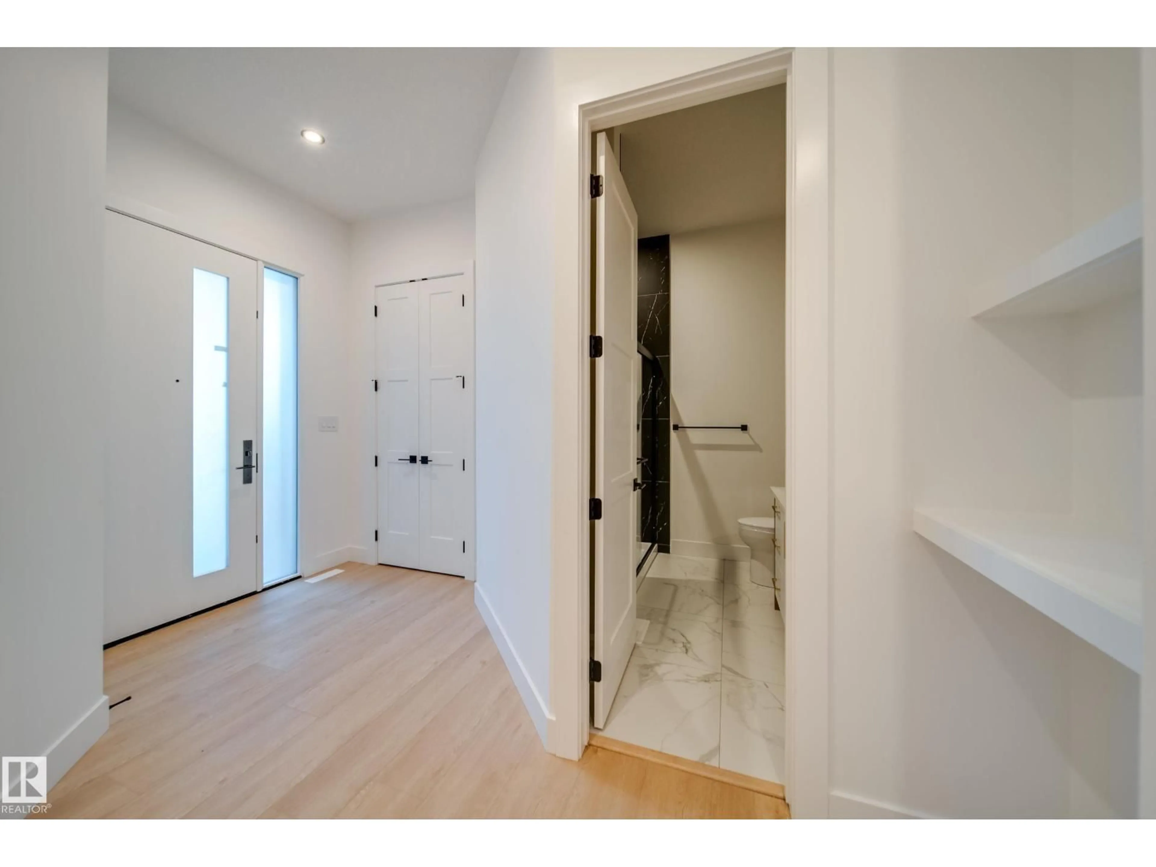 Indoor entryway for #2 - 20425 93 AV, Edmonton Alberta T5T7C7