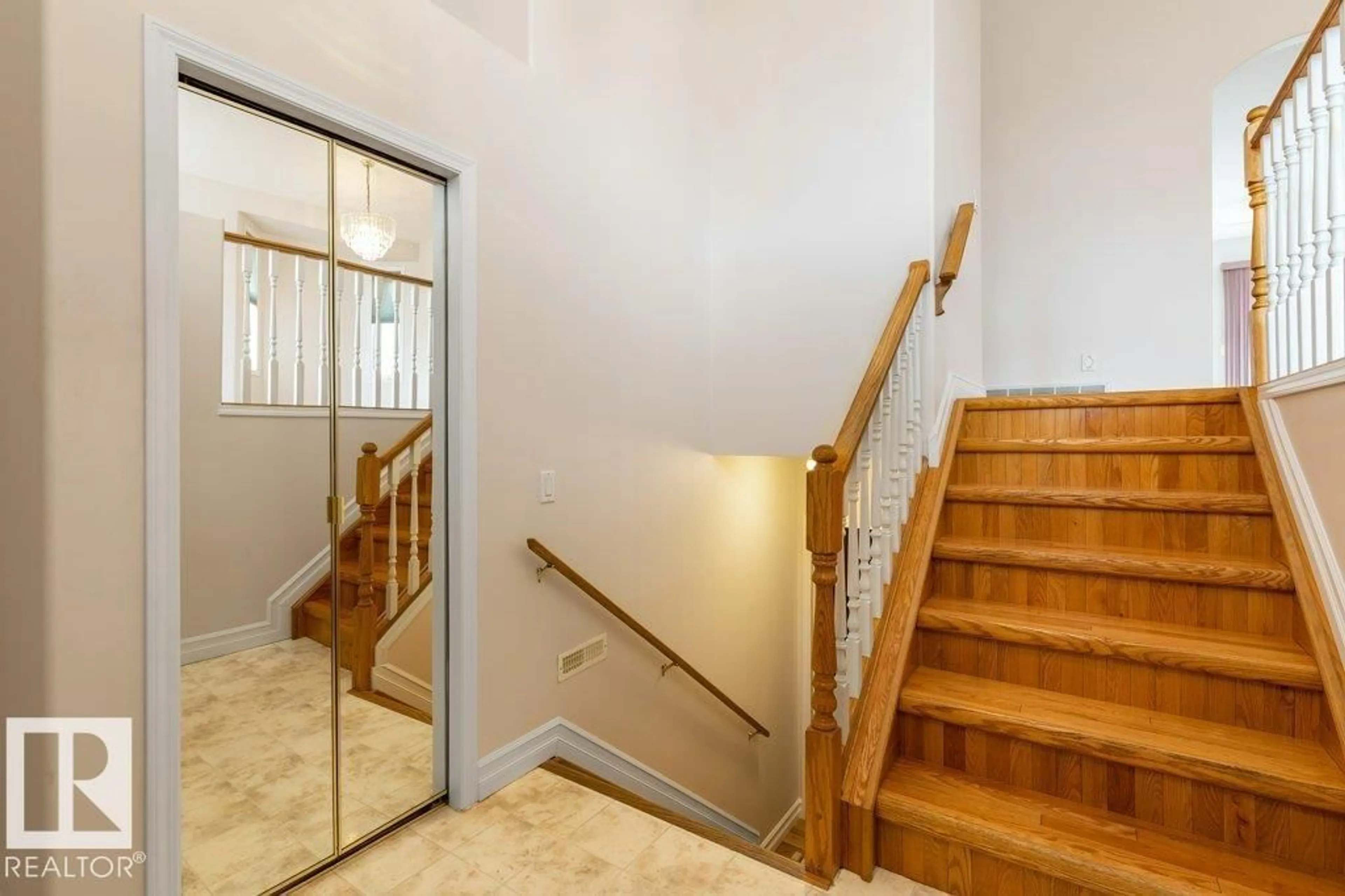 Indoor foyer for 949 JORDAN CR, Edmonton Alberta T6L7A5