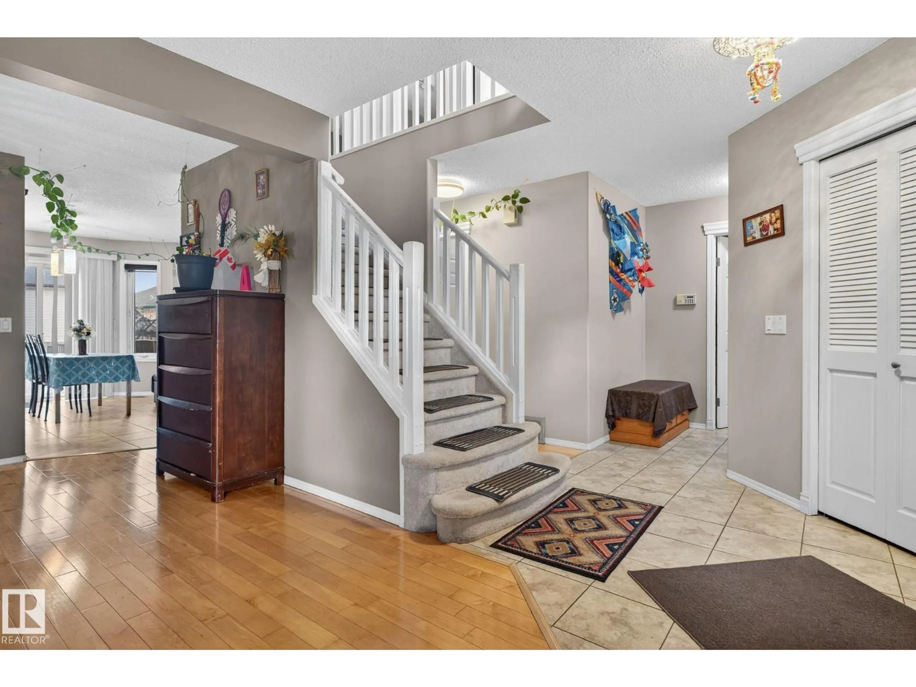 Indoor entryway for 3912 31 ST, Edmonton Alberta T6T1J5