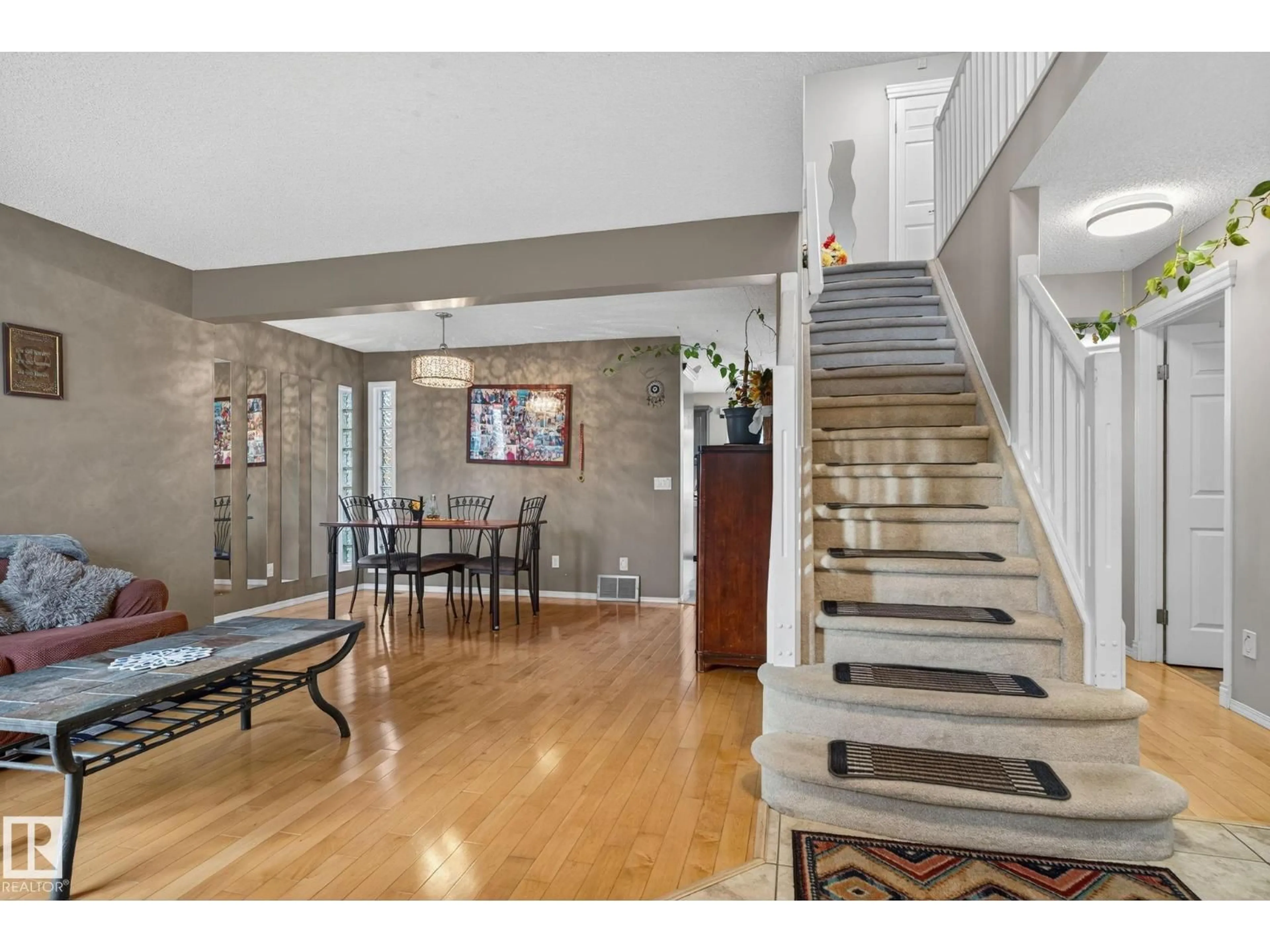 Unknown for 3912 31 ST, Edmonton Alberta T6T1J5