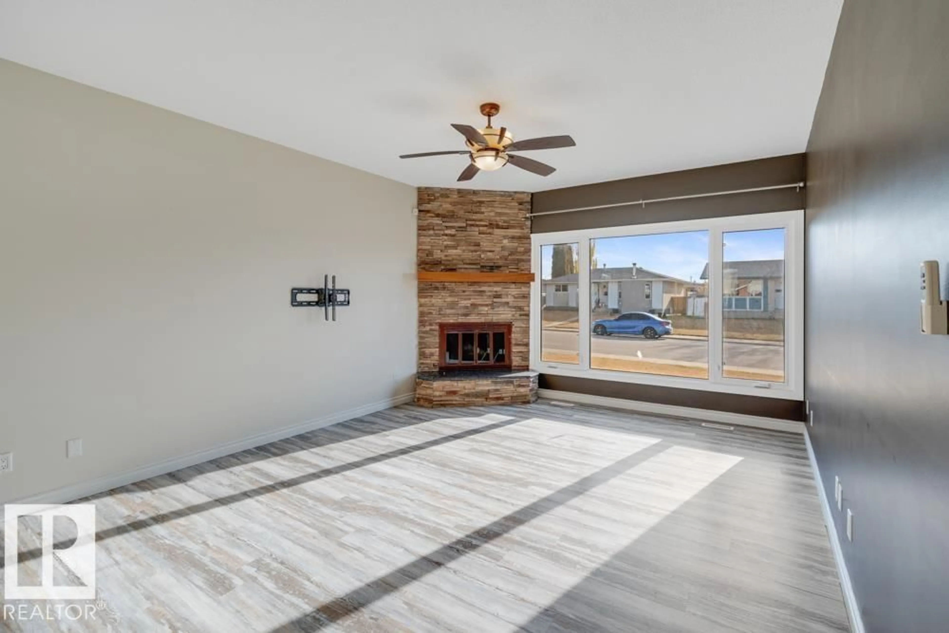 Living room with furniture, ceramic/tile floor for 8712 151 AV, Edmonton Alberta T5E5Y2