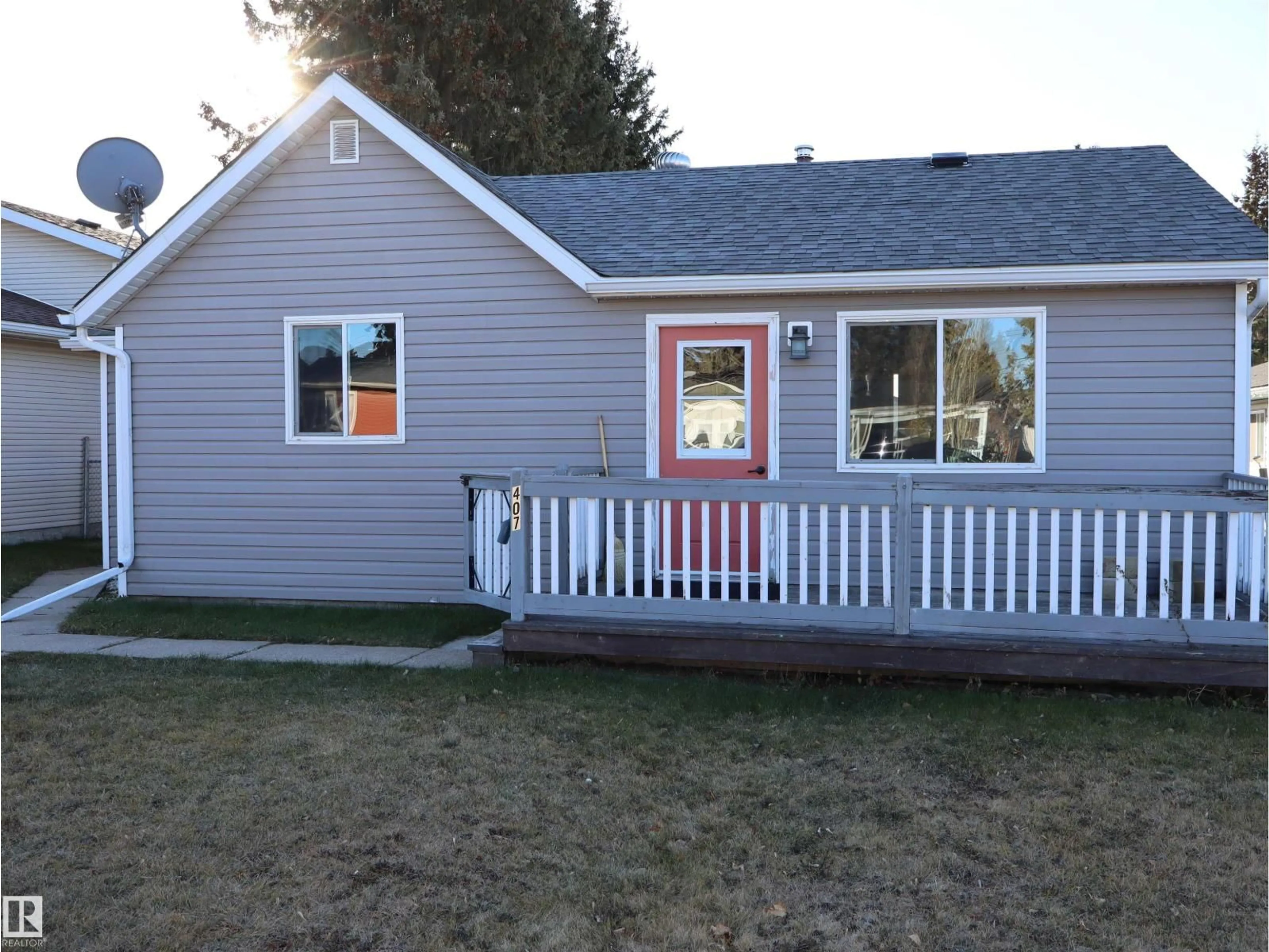 Home with vinyl exterior material, unknown for 4407 54 AV, Barrhead Alberta T7N1J8