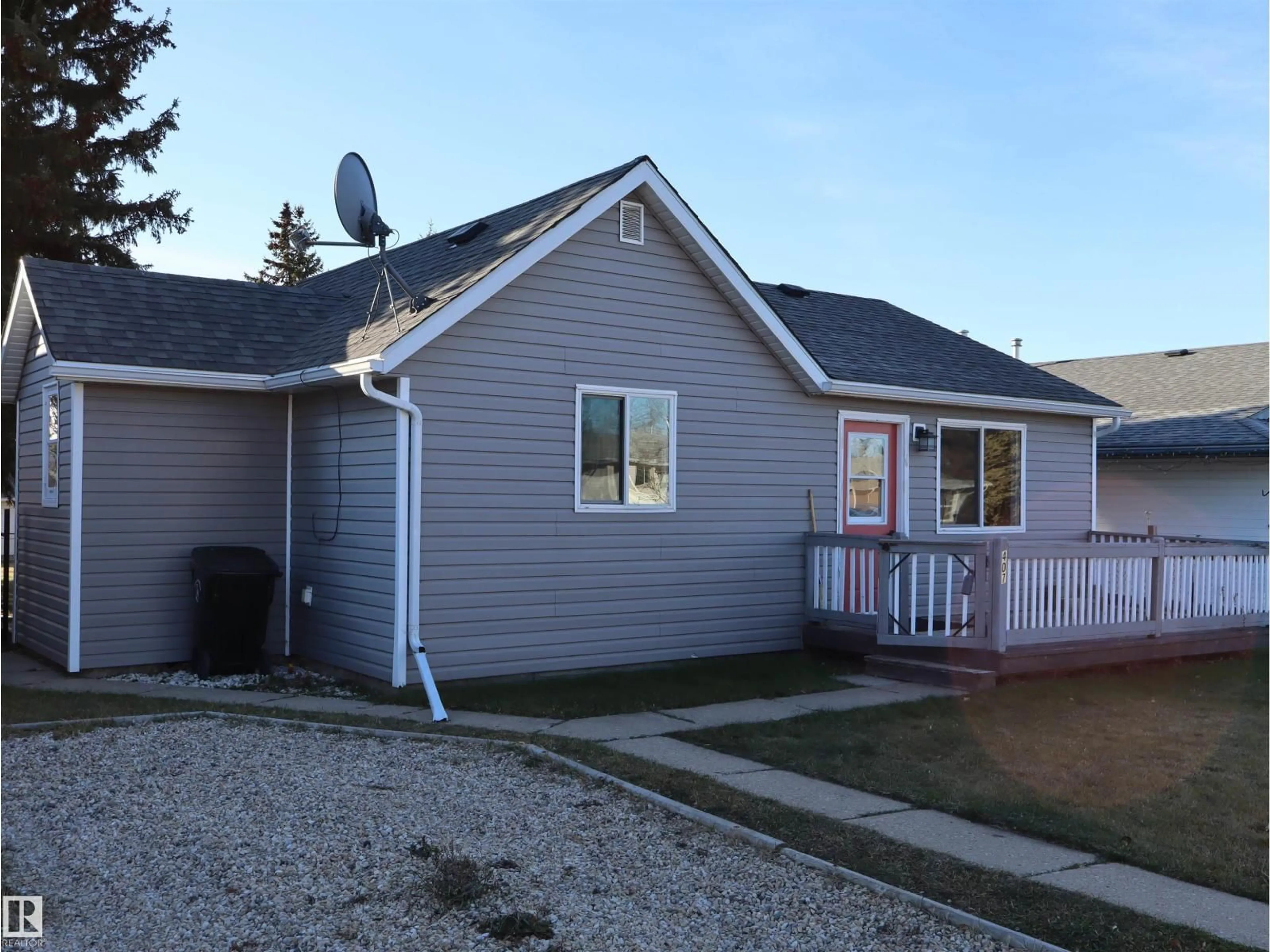 Home with vinyl exterior material, unknown for 4407 54 AV, Barrhead Alberta T7N1J8
