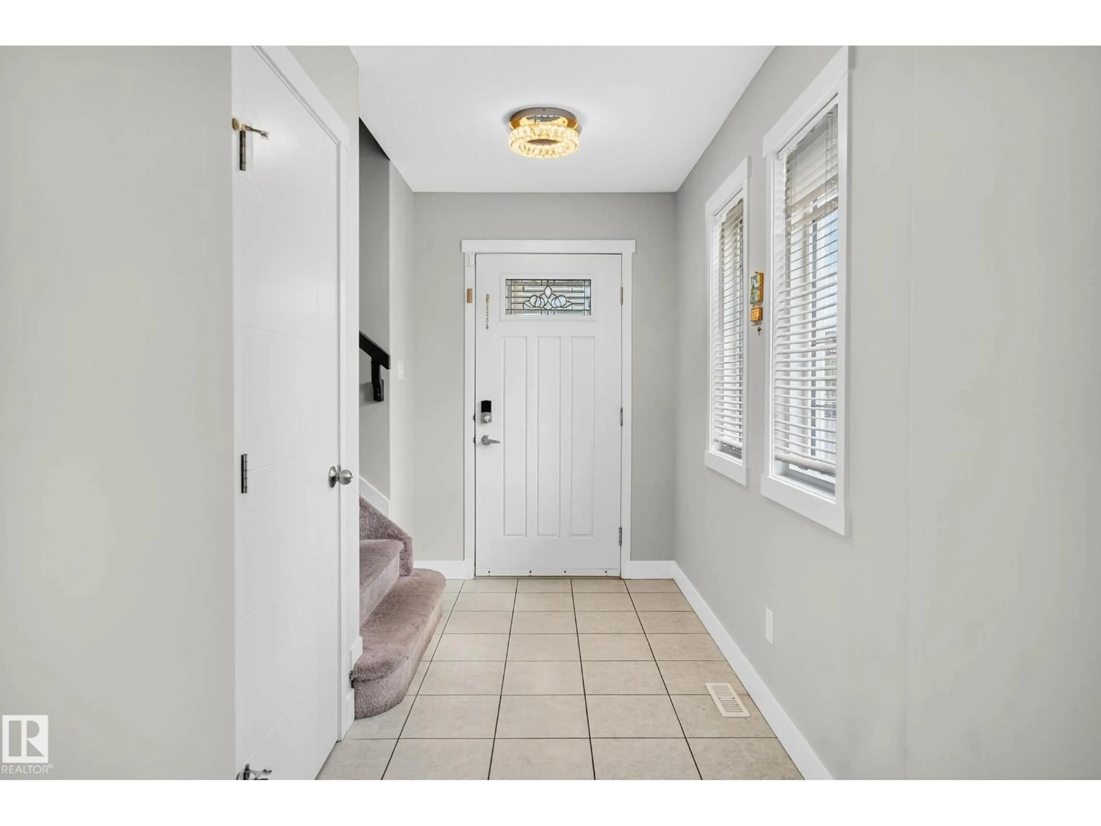 Indoor entryway for 4404 6 ST, Edmonton Alberta T6T0Z8