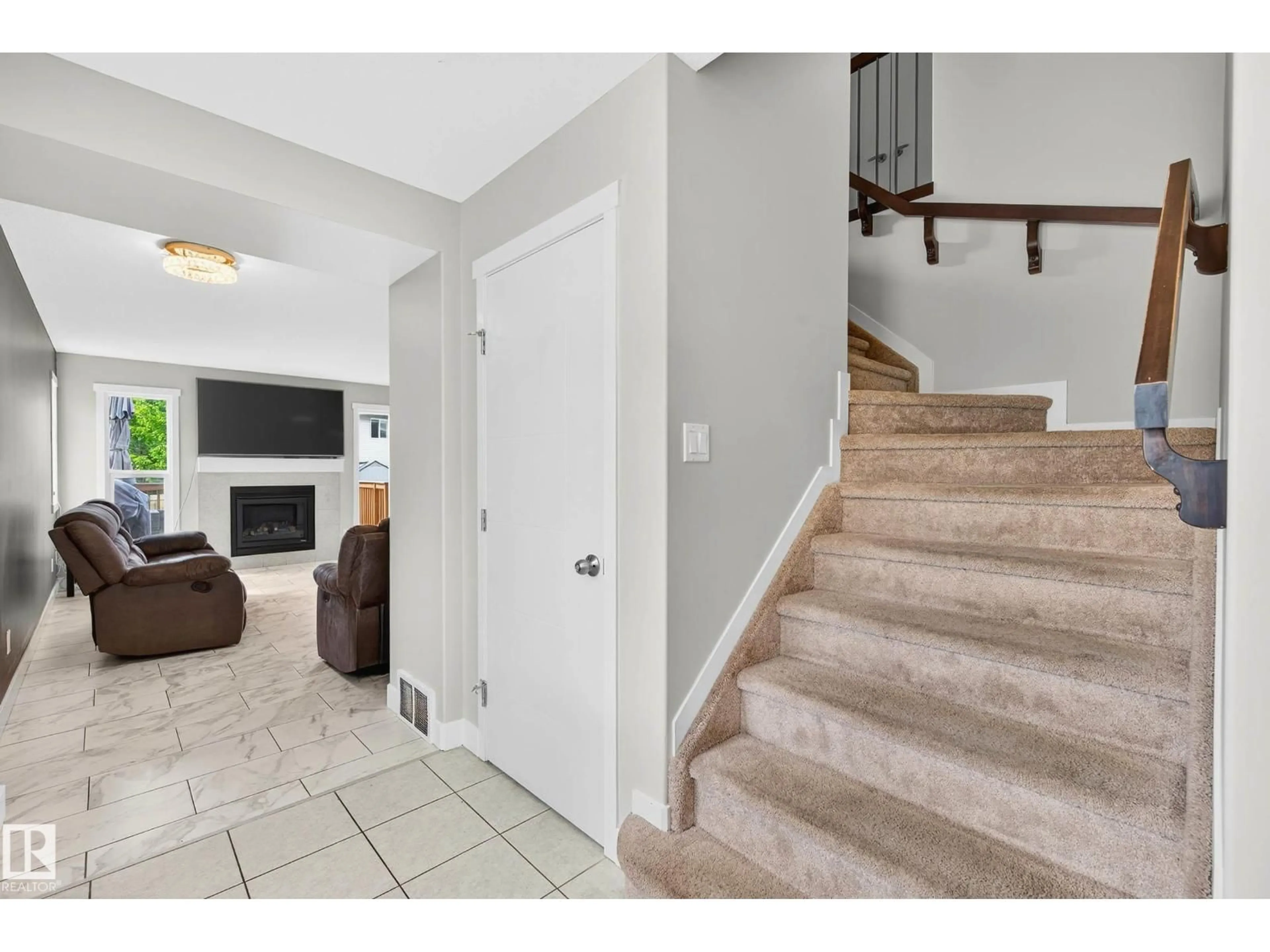 Indoor entryway for 4404 6 ST, Edmonton Alberta T6T0Z8