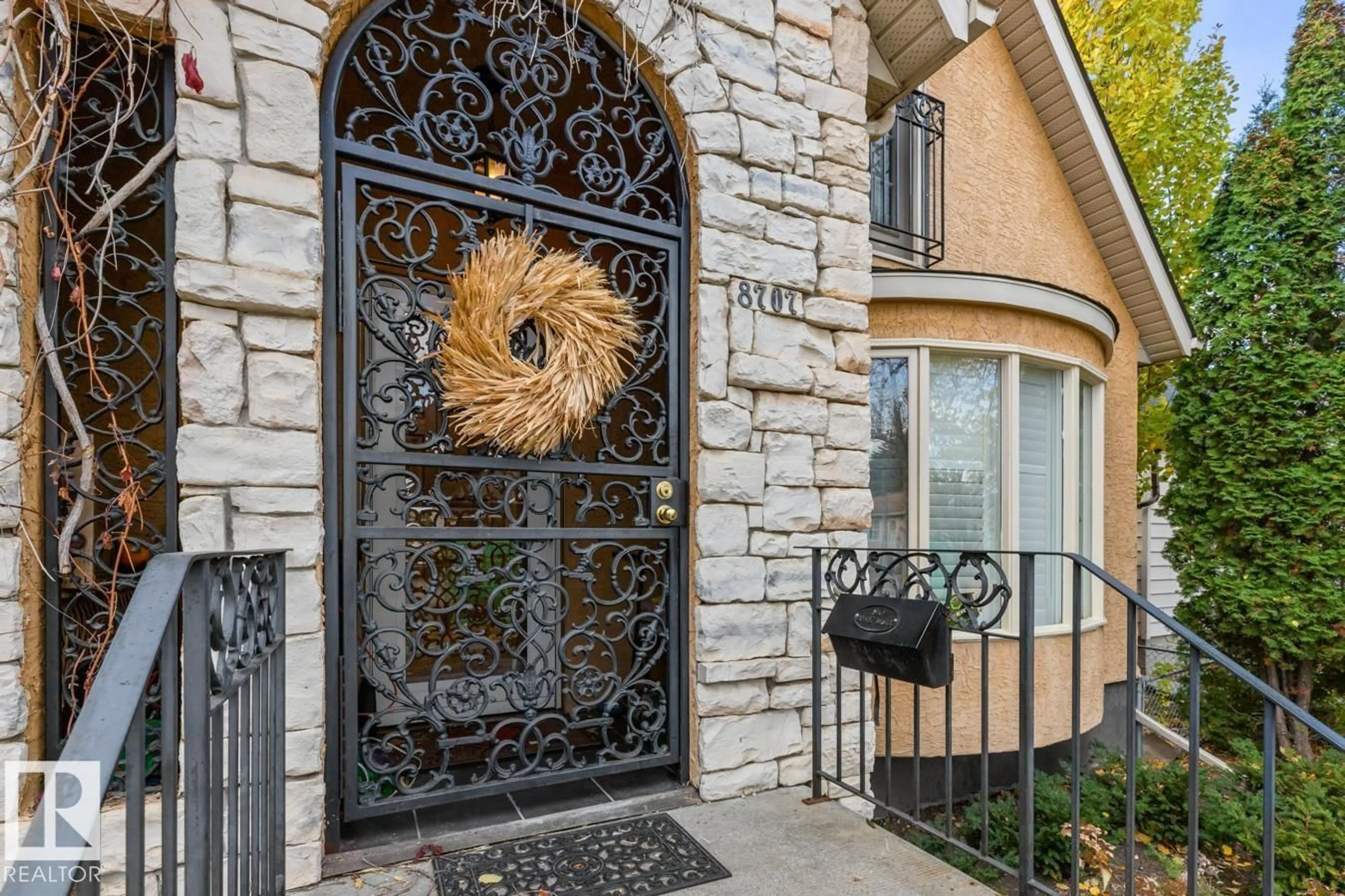 Indoor entryway for NW - 8707 85 AV, Edmonton Alberta T6C1G8