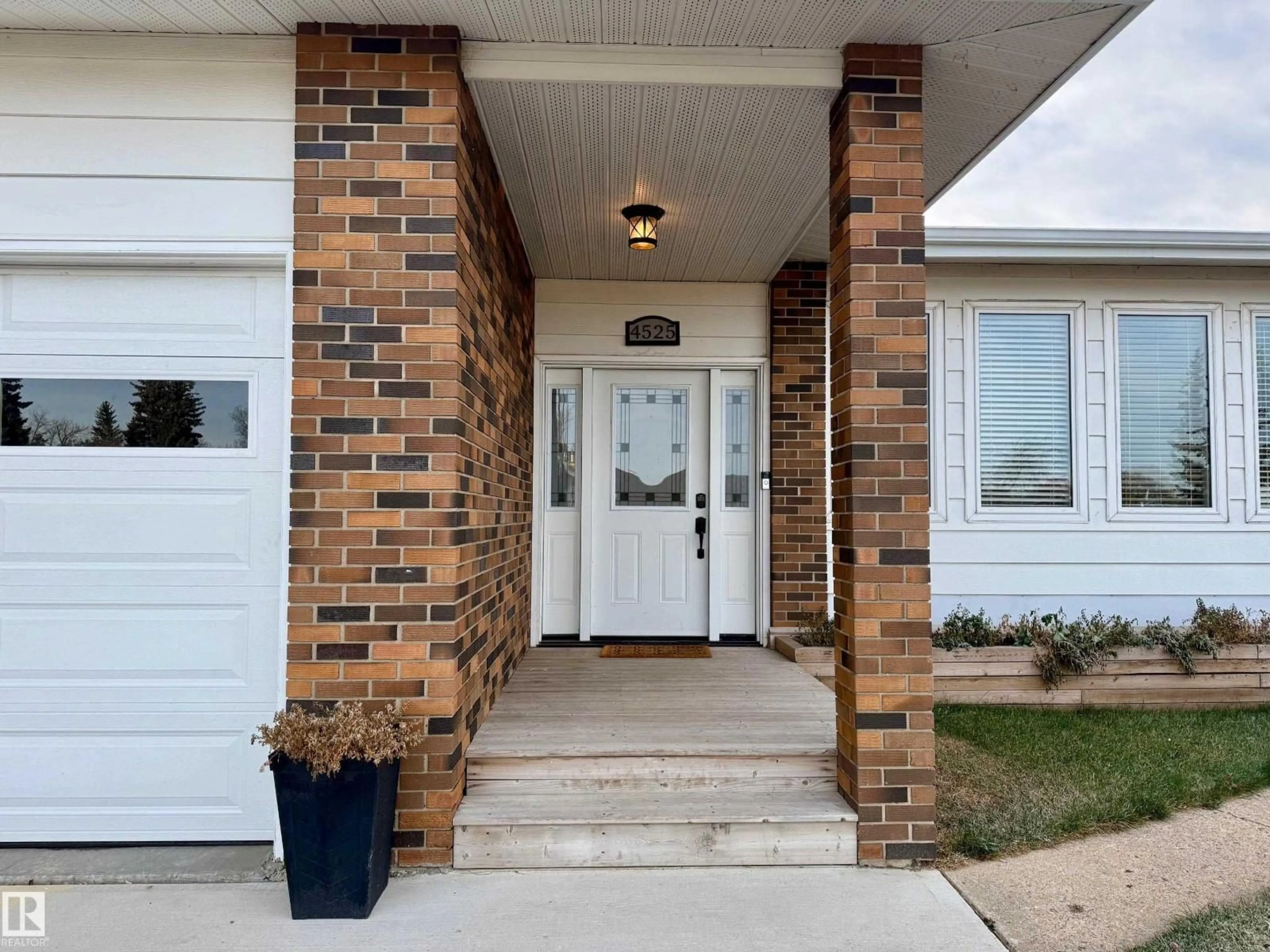 Indoor entryway for 4525 51 ST, Vegreville Alberta T9C1L6