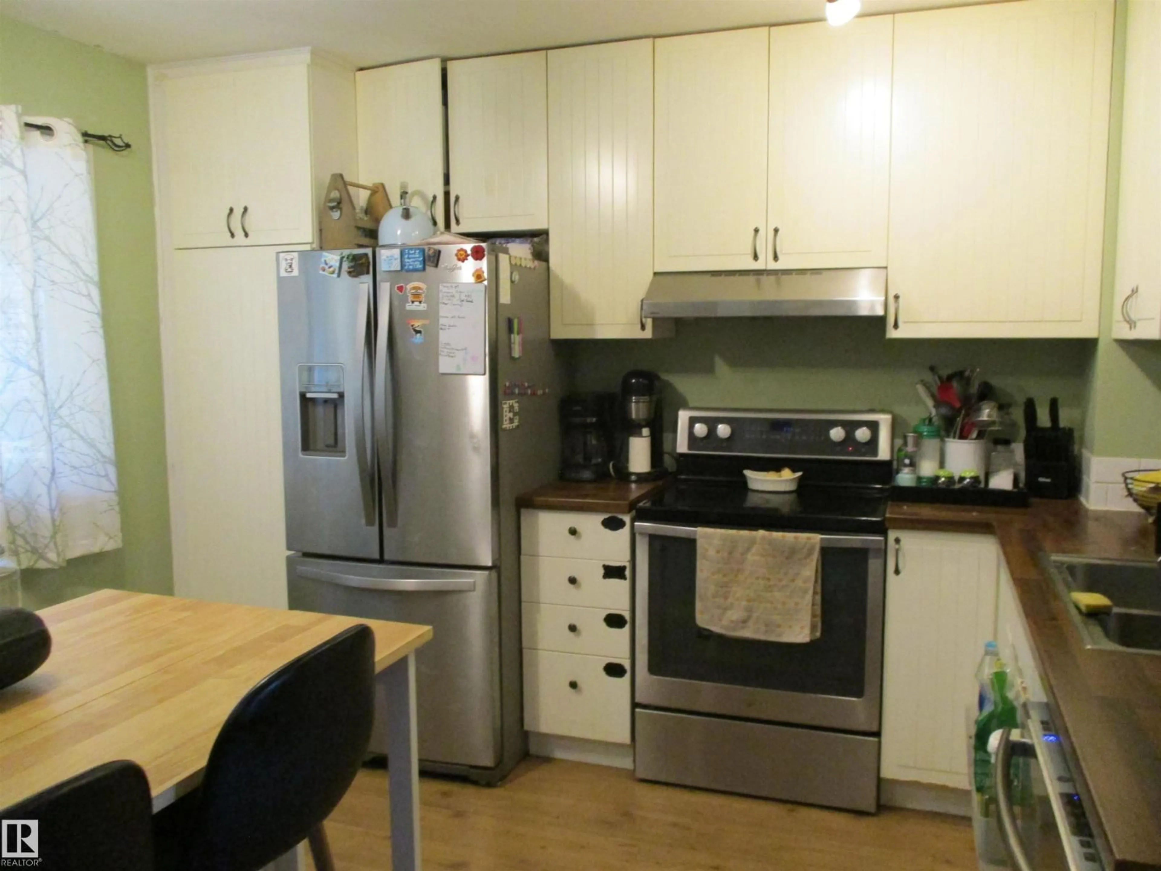 Standard kitchen, wood/laminate floor for 67 13833 30 ST NW, Edmonton Alberta T5Y2B2